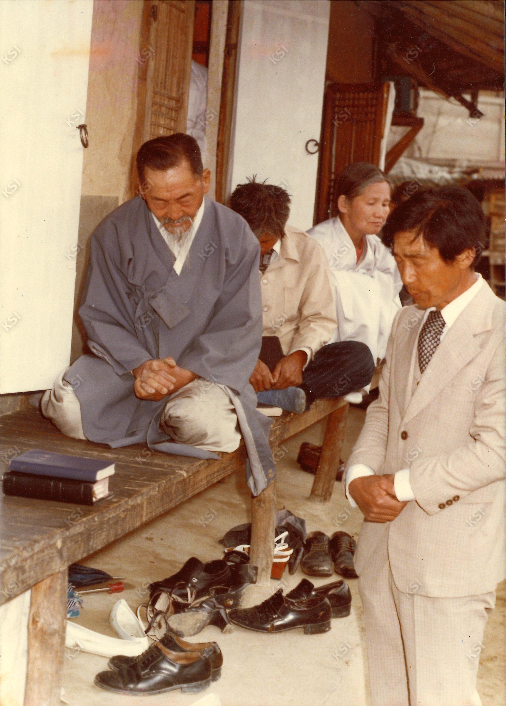1980년 결혼식날 김명술 장로와 예배