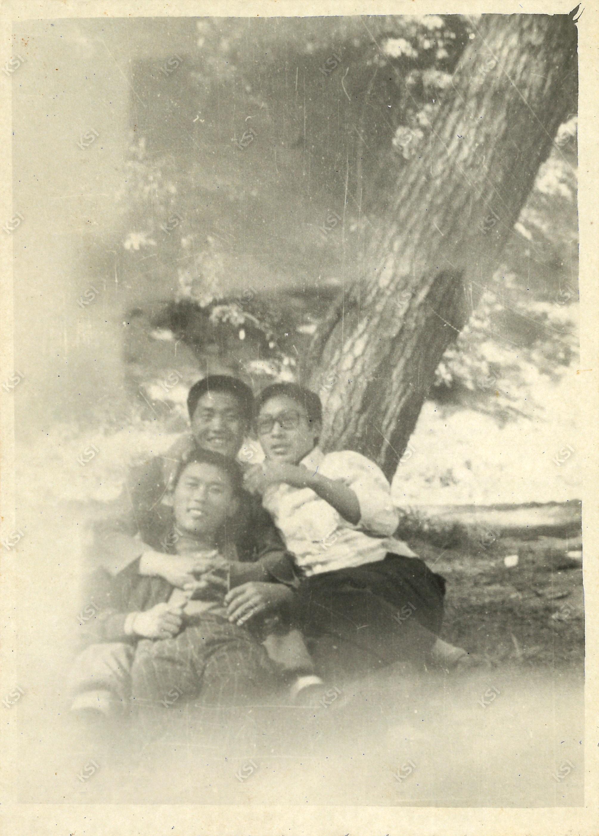 1972년 고등학교 졸업 후 도산서원 앞