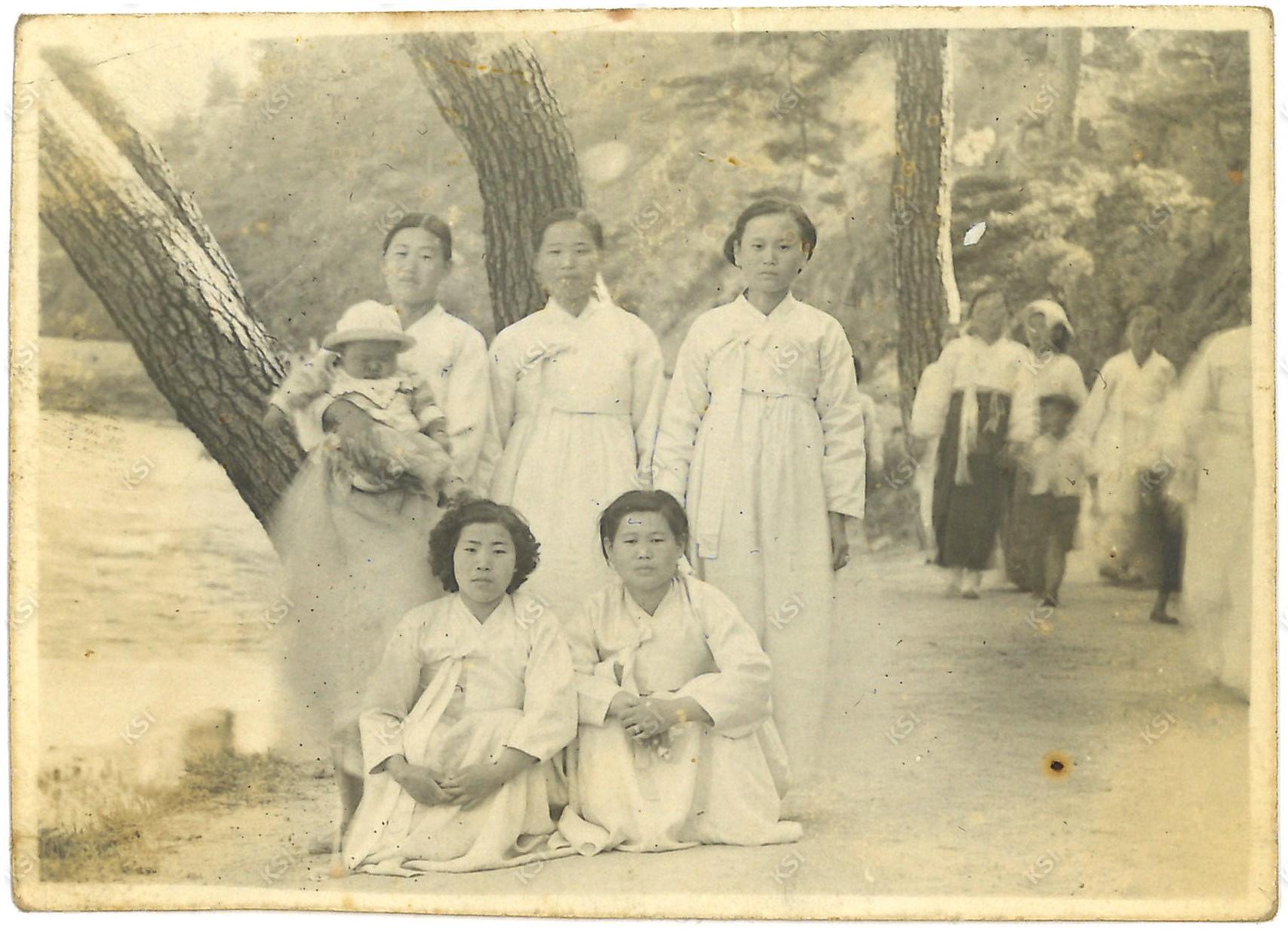 1950년대 도산서원 앞에서 어머니