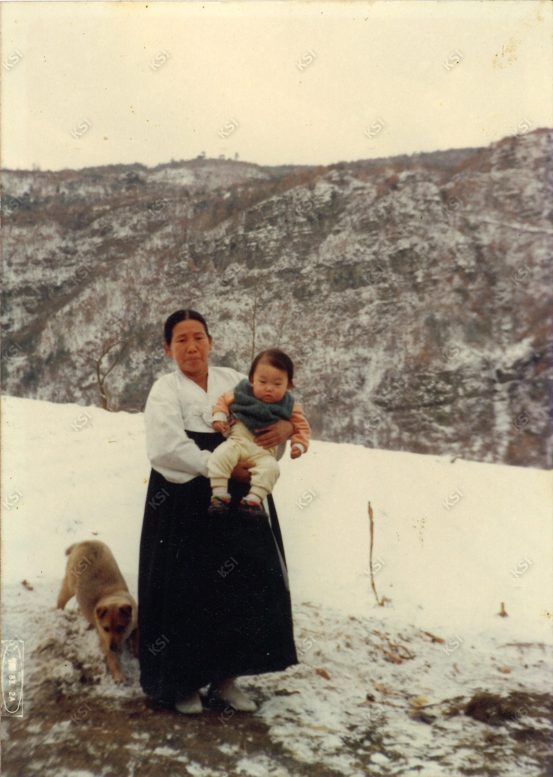 1983년 가송리 할머니와 손주 그리고 눈강아지