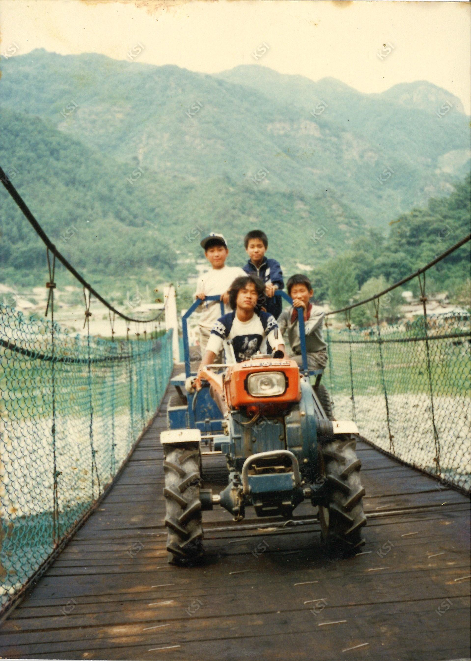 1980년대 가송리 가사리 출렁다리 경운기로 건너기