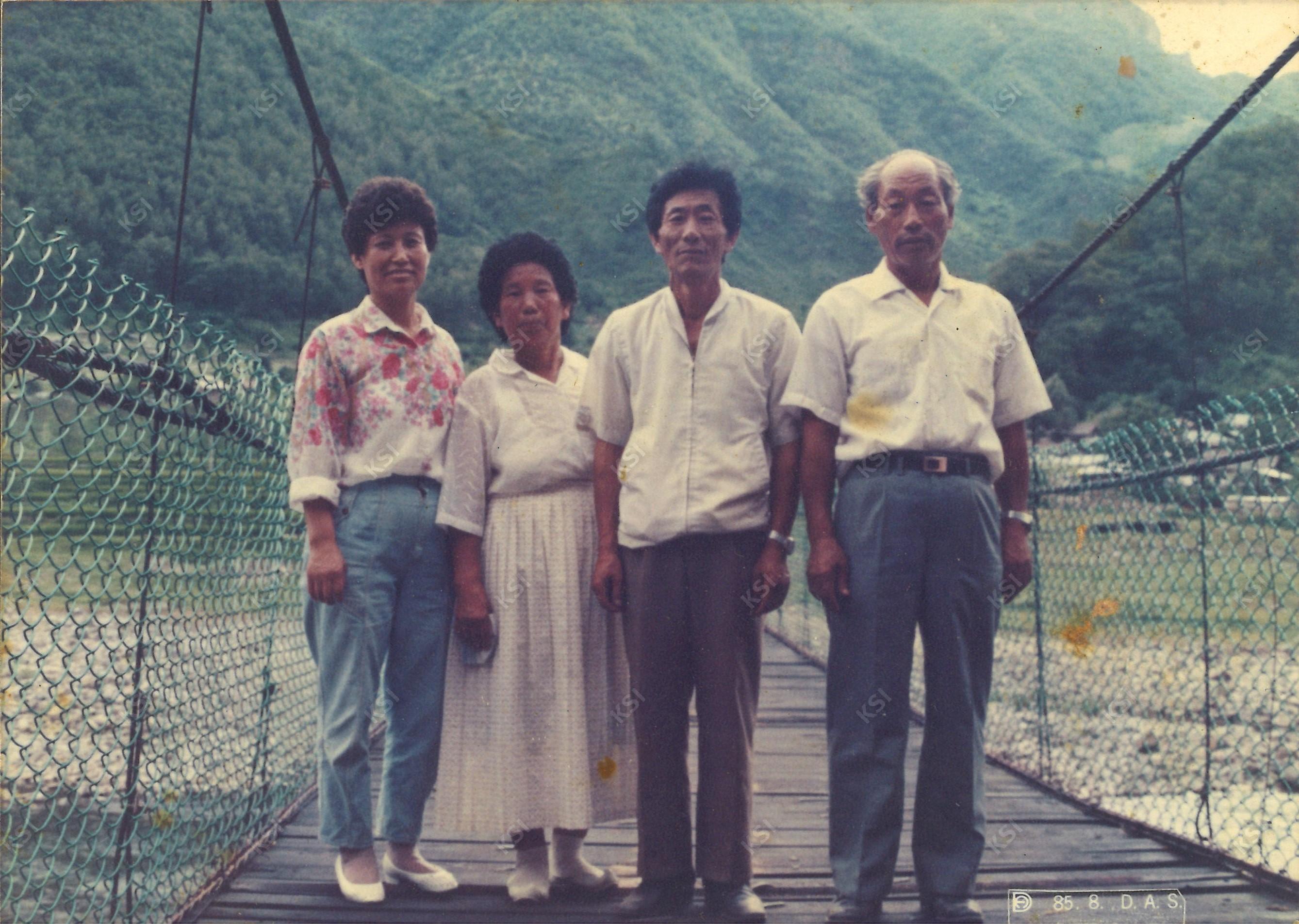1985년 출렁다리에서 가송 사람들