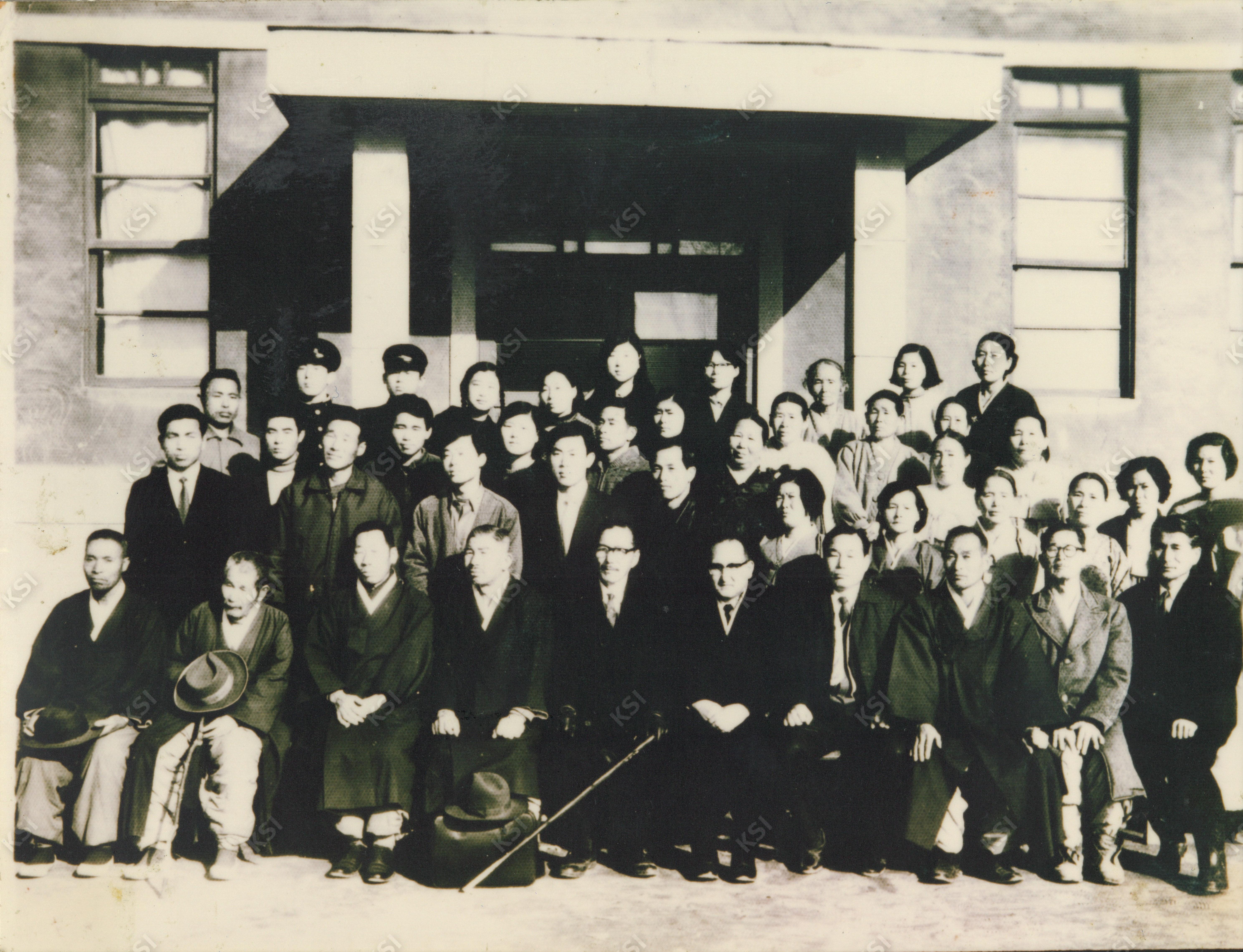 1971년 수몰 전 예안교회 허경일 목사 부흥 집회 마치고