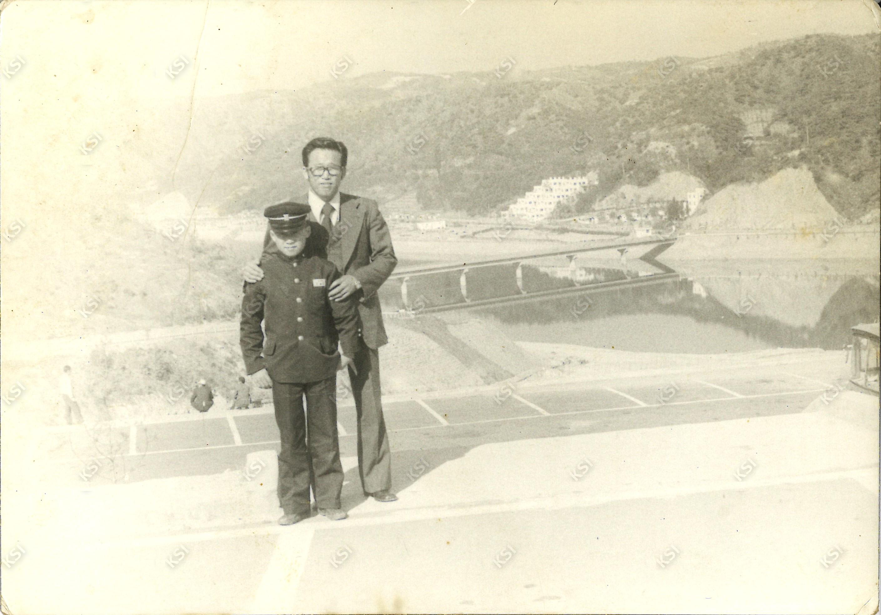 1977년 안동댐에서 큰아들 이승용과 함께