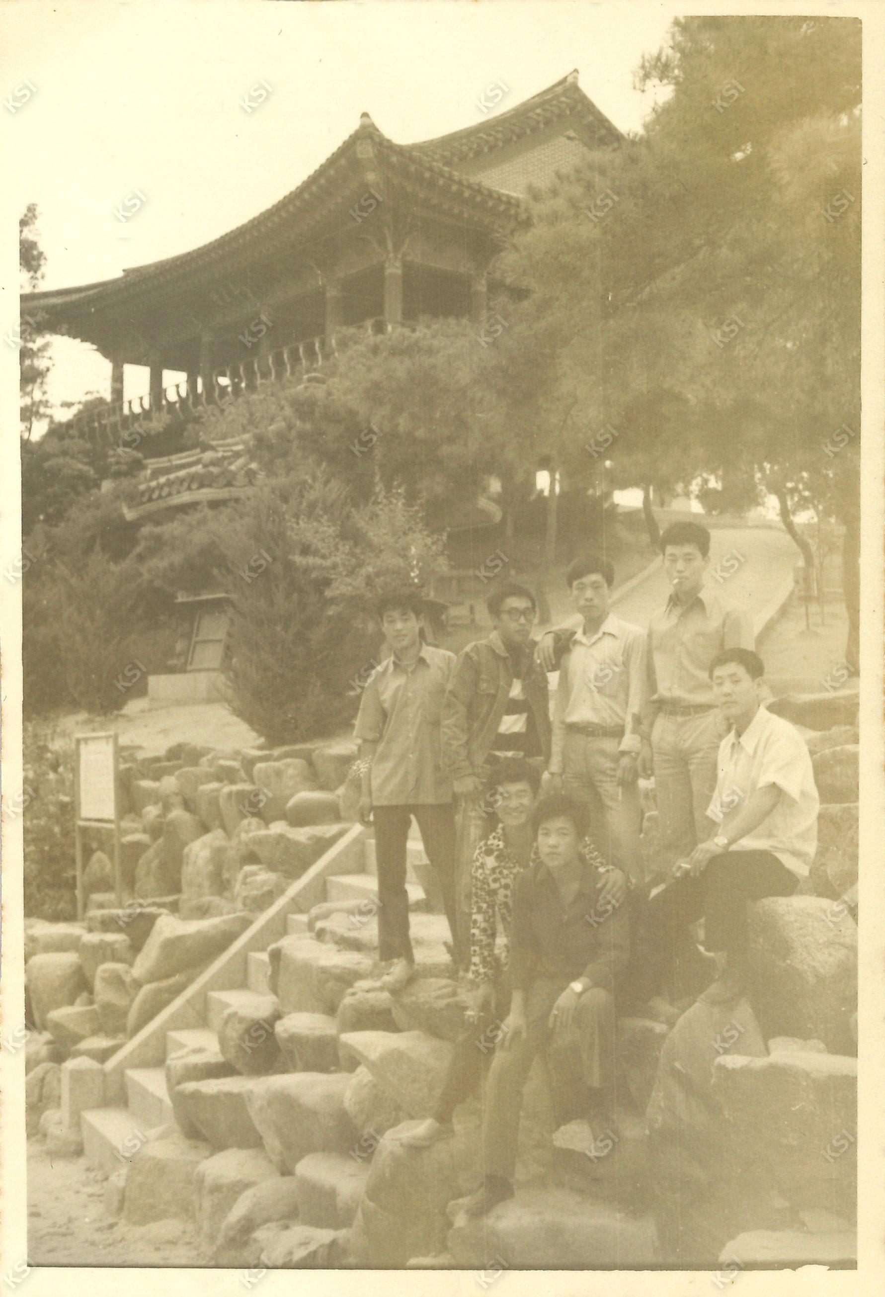 1970~1971년 안동 영호루 4H 청년회원들과 함께
