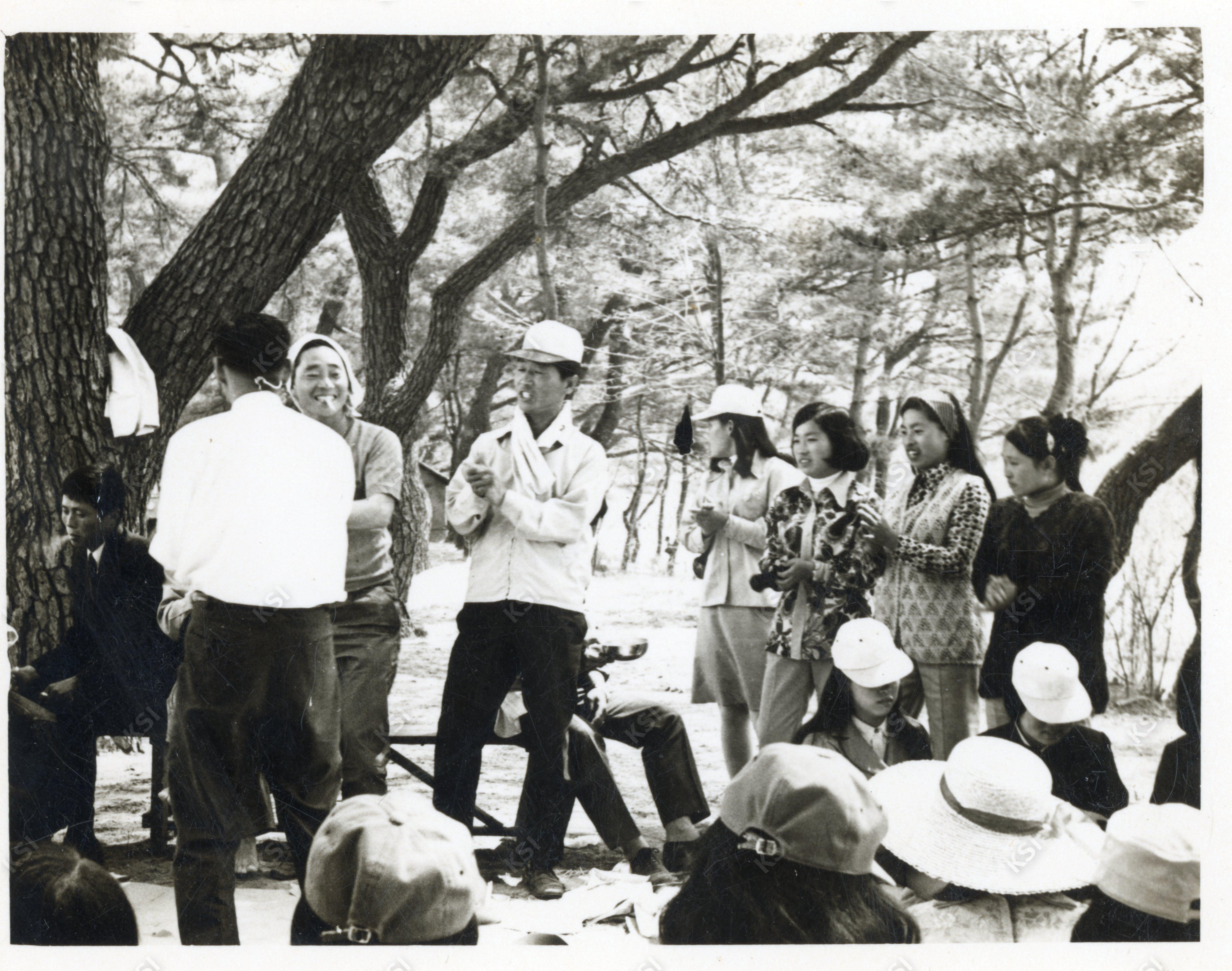 1971년 4월 25일 직장에서 백운정으로 야유회