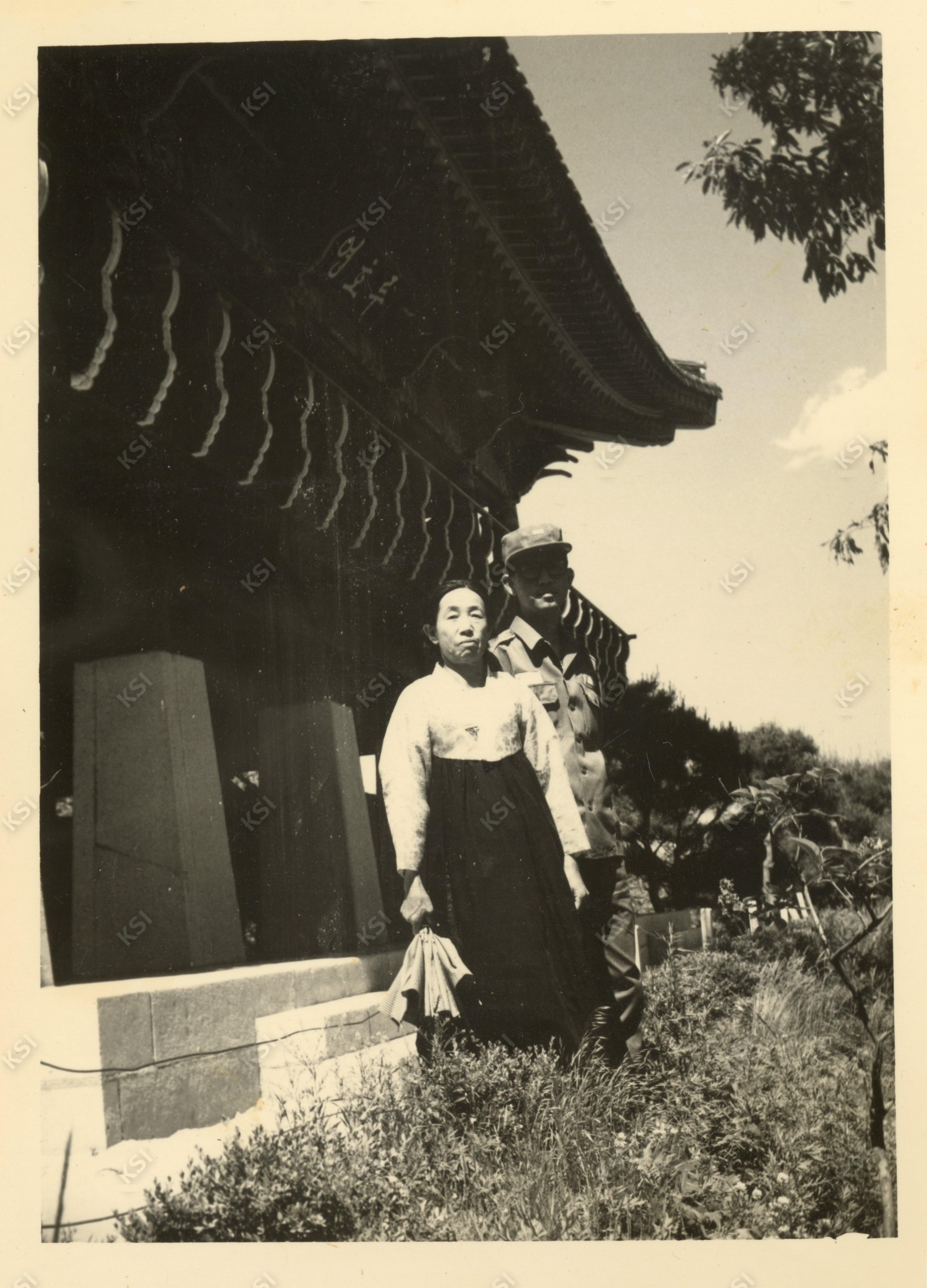 (1970년대 추정) 군 재직시절 휴가를 받고 영호루 밑에서 어머니와