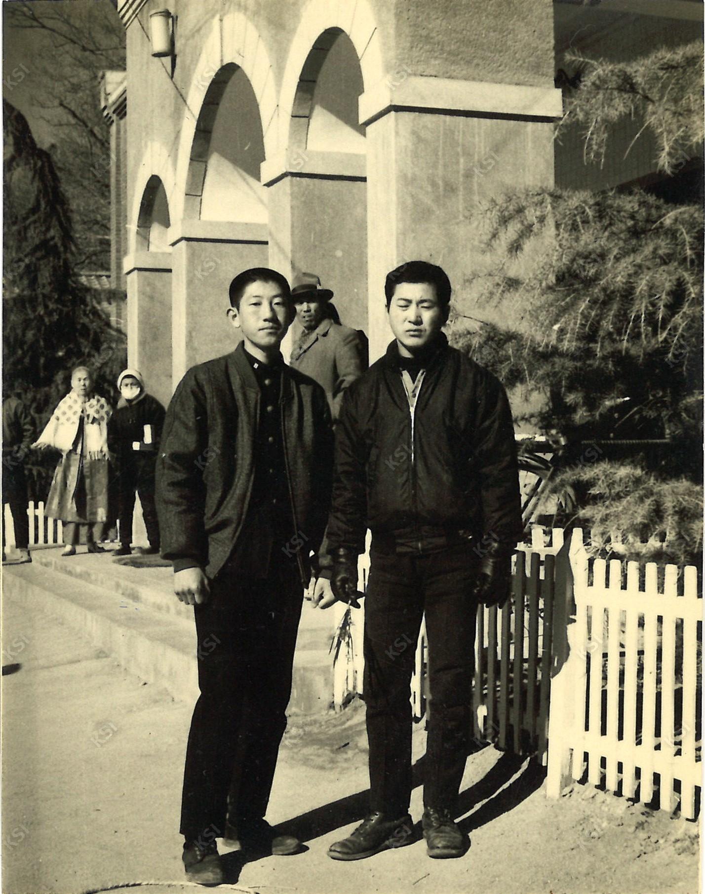 경안고 본관 앞에서 친구와