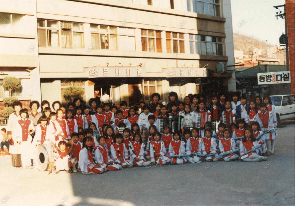 1983~1984년 서후초등학교 악대부 안동문화회관 앞에서