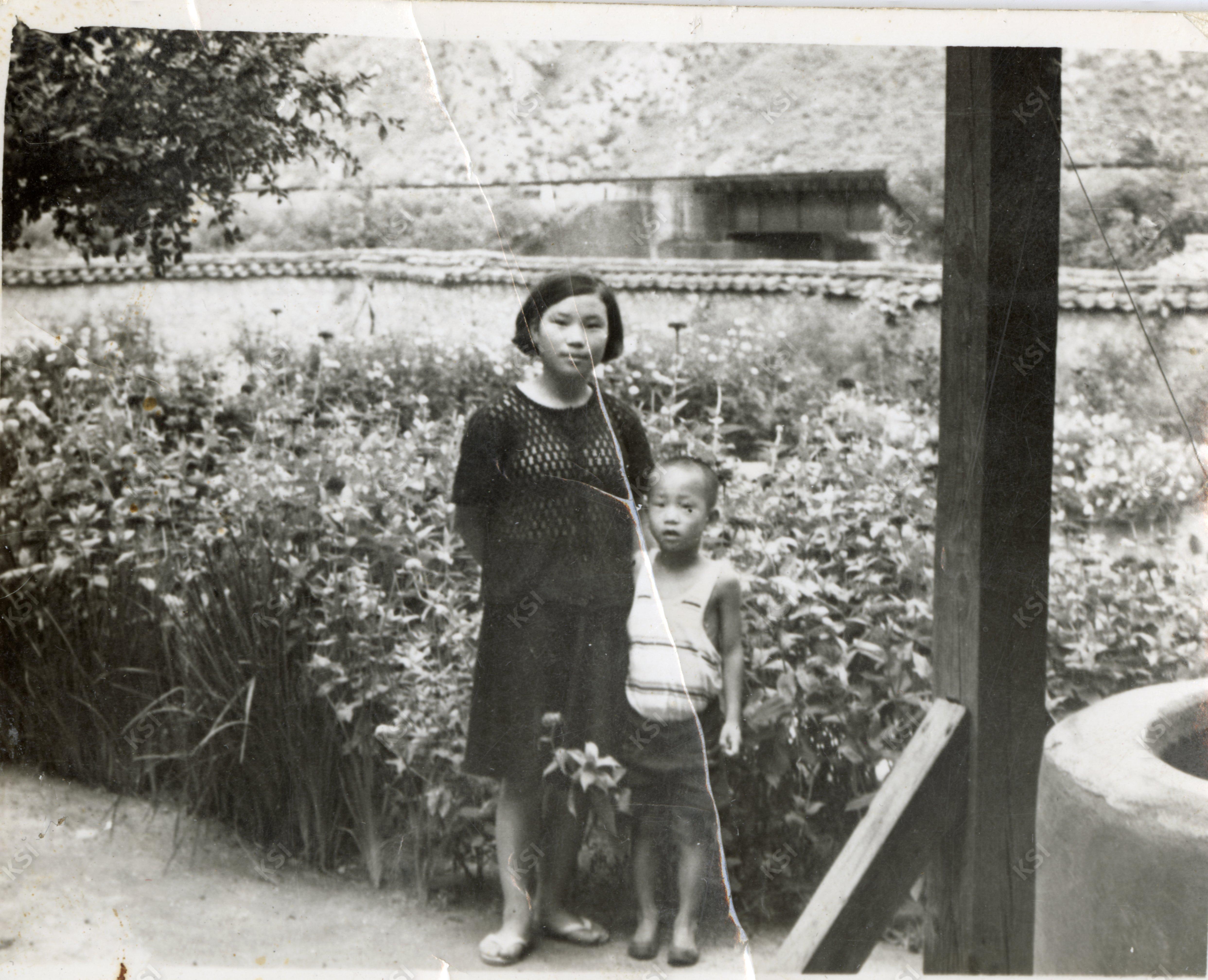 1969년 8월 13일 중학생 때 동생과 임청각에서