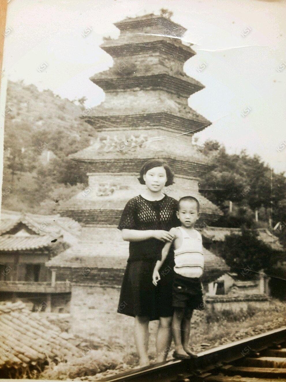 1969년 8월 13일 중학생 때 동생과 칠층전탑 앞에서