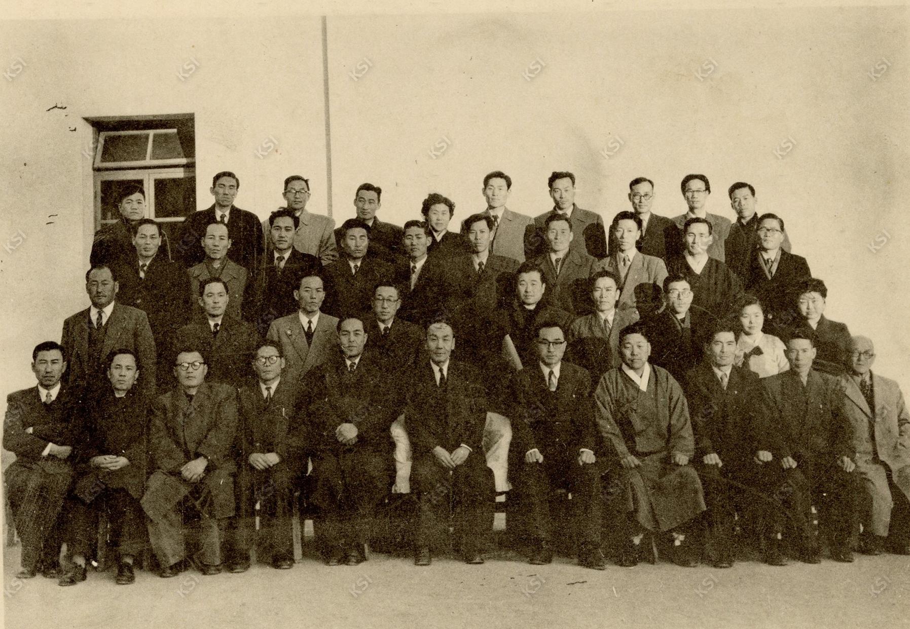 1957년 안동사범병설중학교 교사들 단체사진