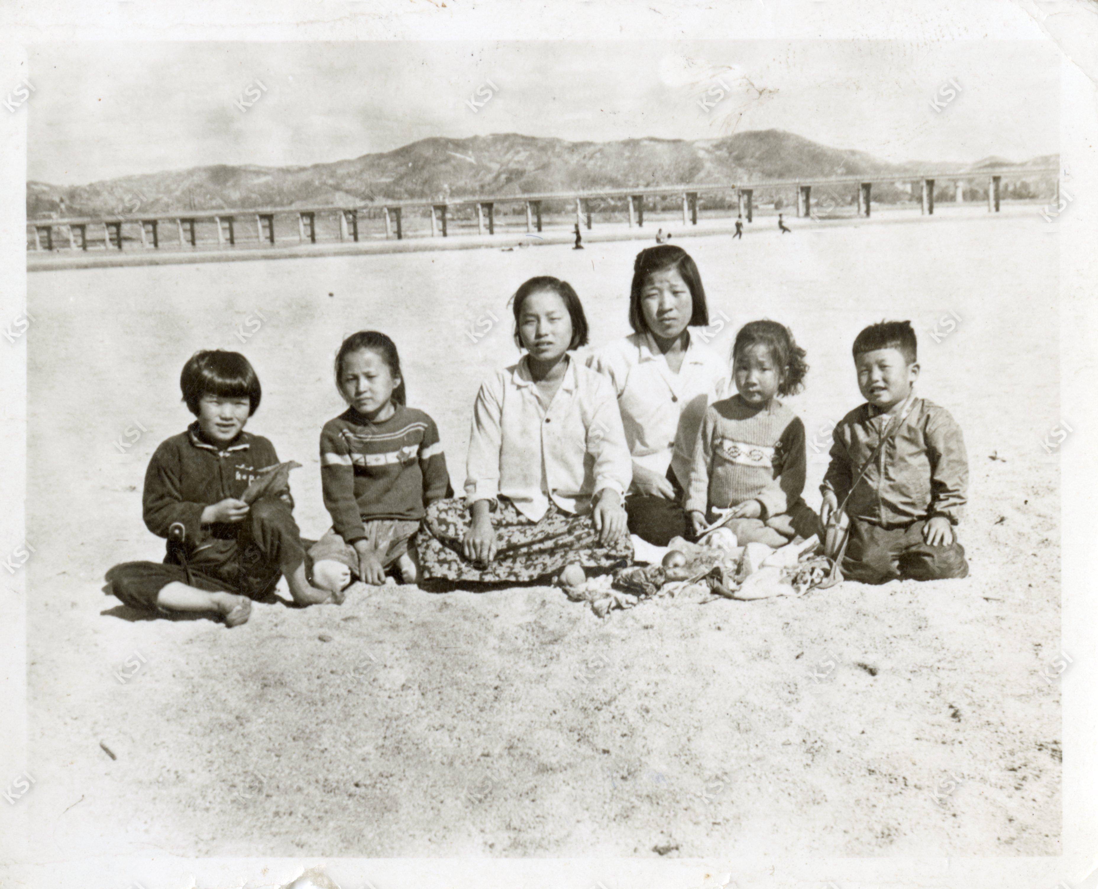 1961년경 낙동강 백사장에서