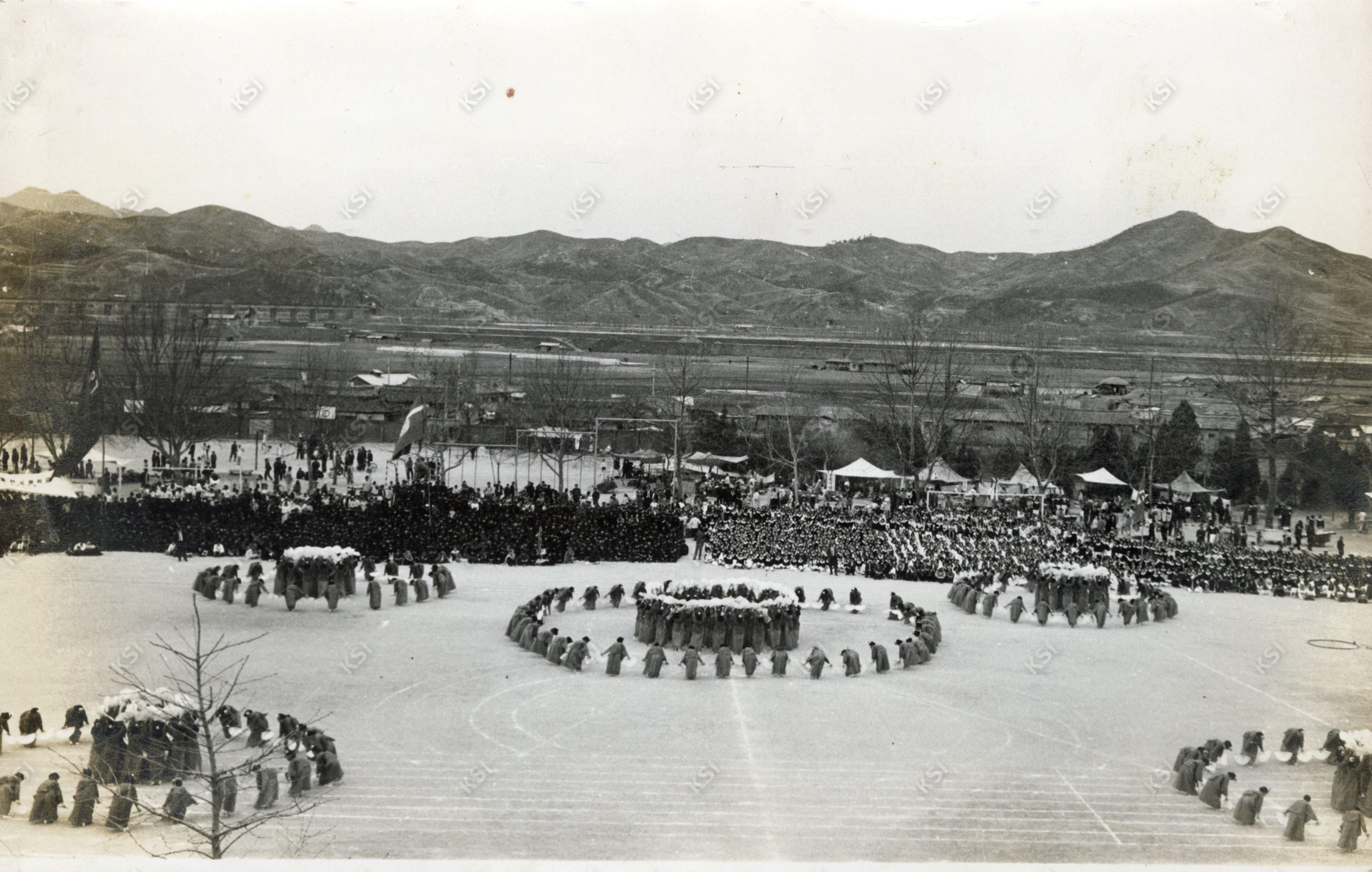 1970년대 안동중학교(추정)에서 열린 체육대회에서 식전행사인 부채춤