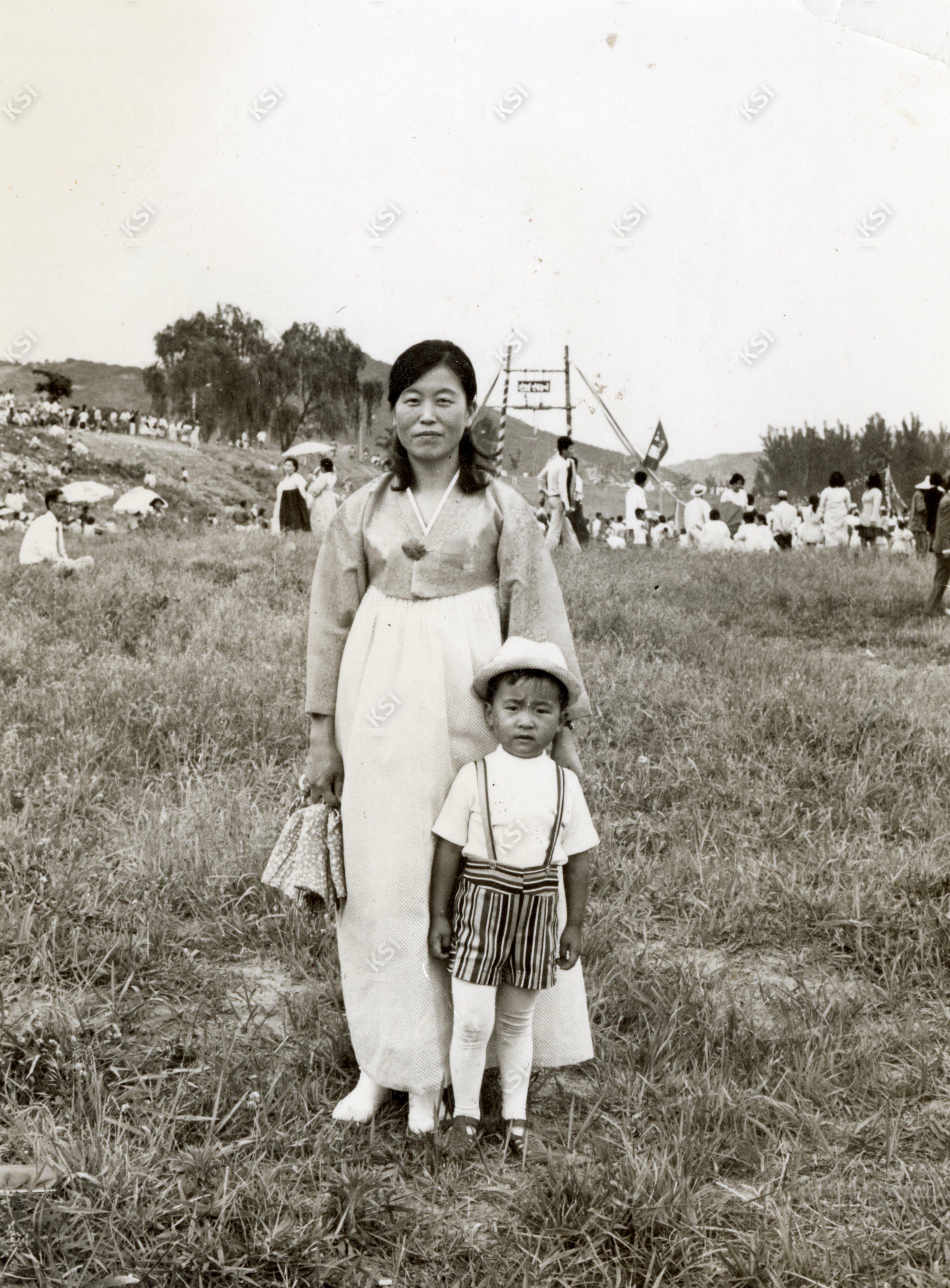 1973년 단오날 낙동강변 어린이 놀이터에서 아내와 아들