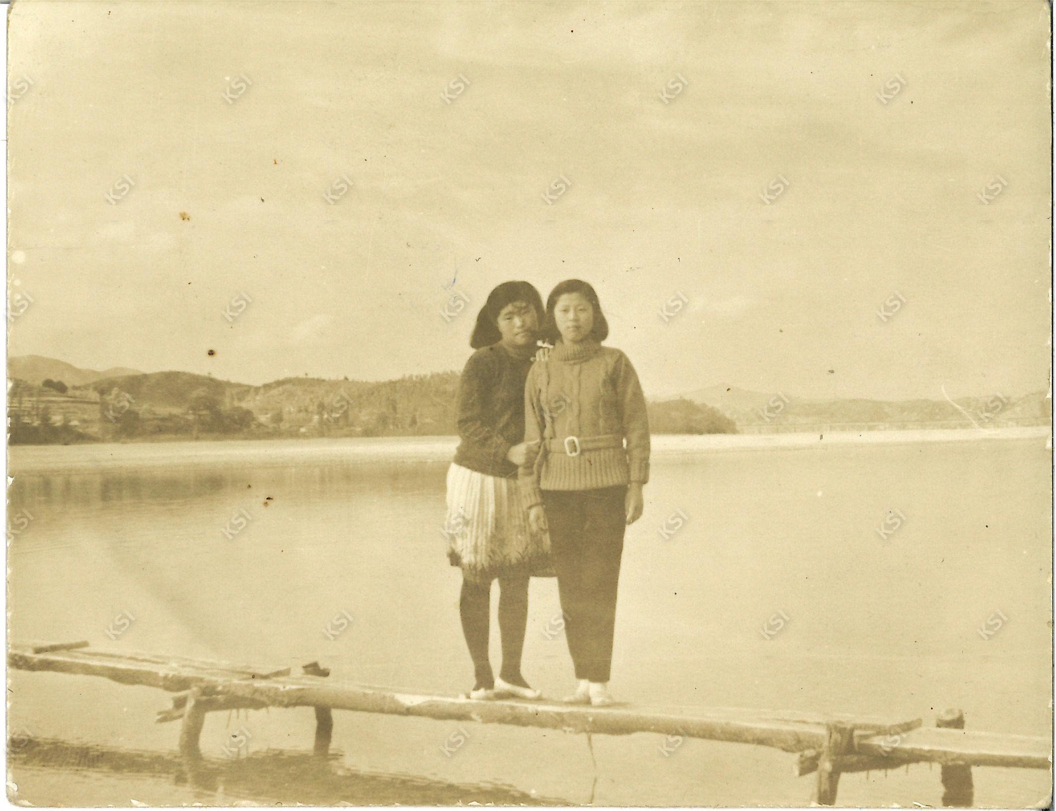 1968년경 용정교 섶다리에서 큰딸과 친구