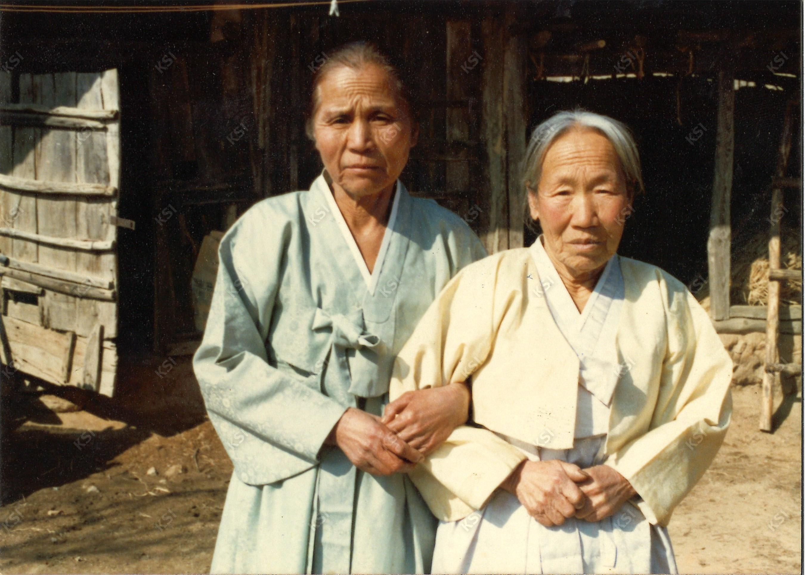 1981년 2월 5일 구정에 녹전 사신에서 시어머니와 사돈어른