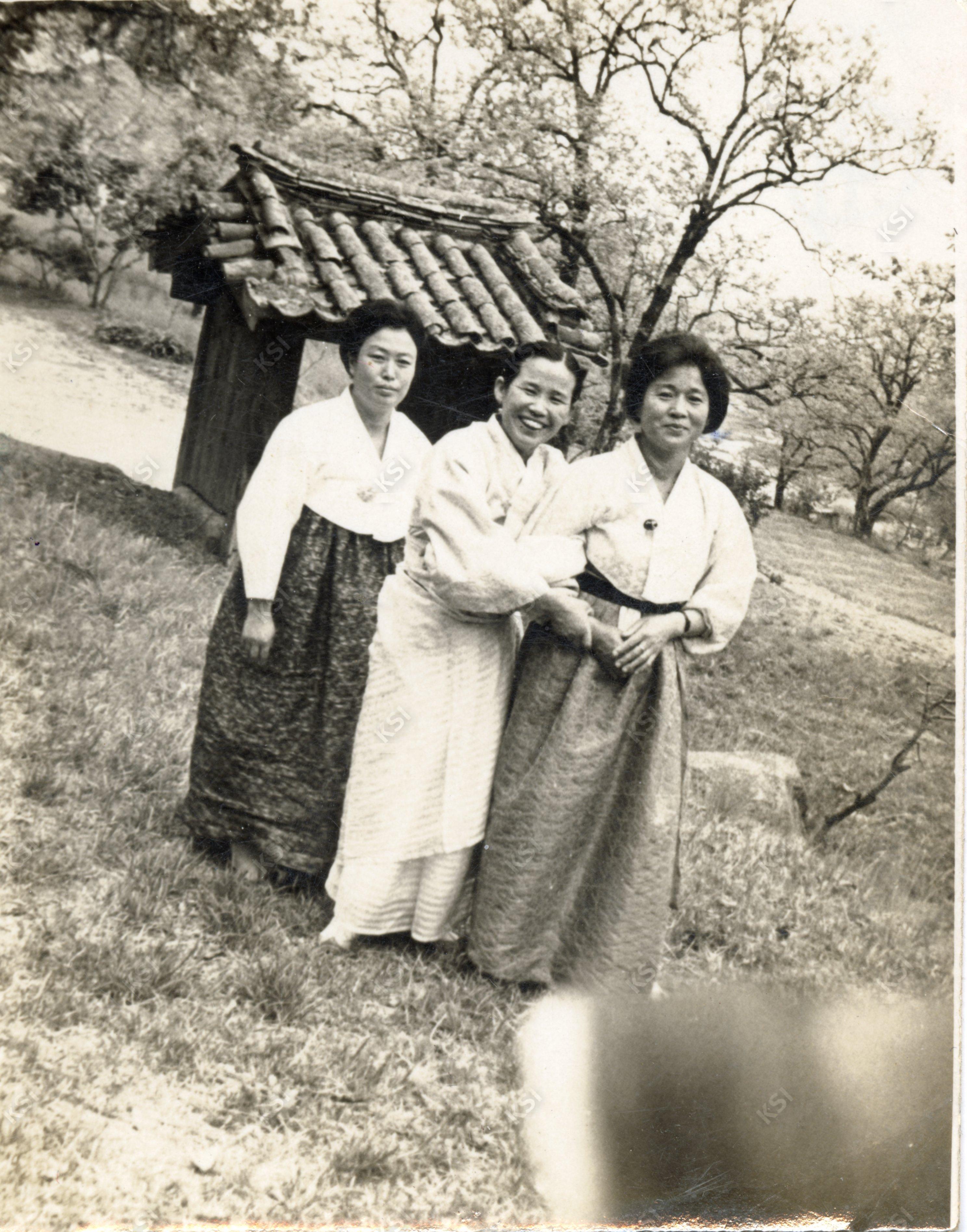 1960년대 영호루에서의 큰할머니