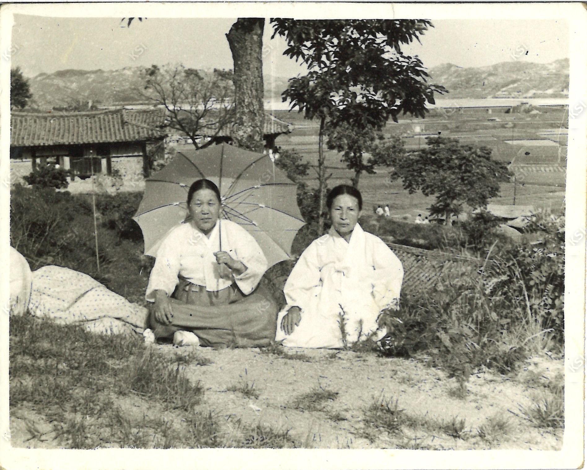 1950년대 서악사에서 조모와 사돈어른