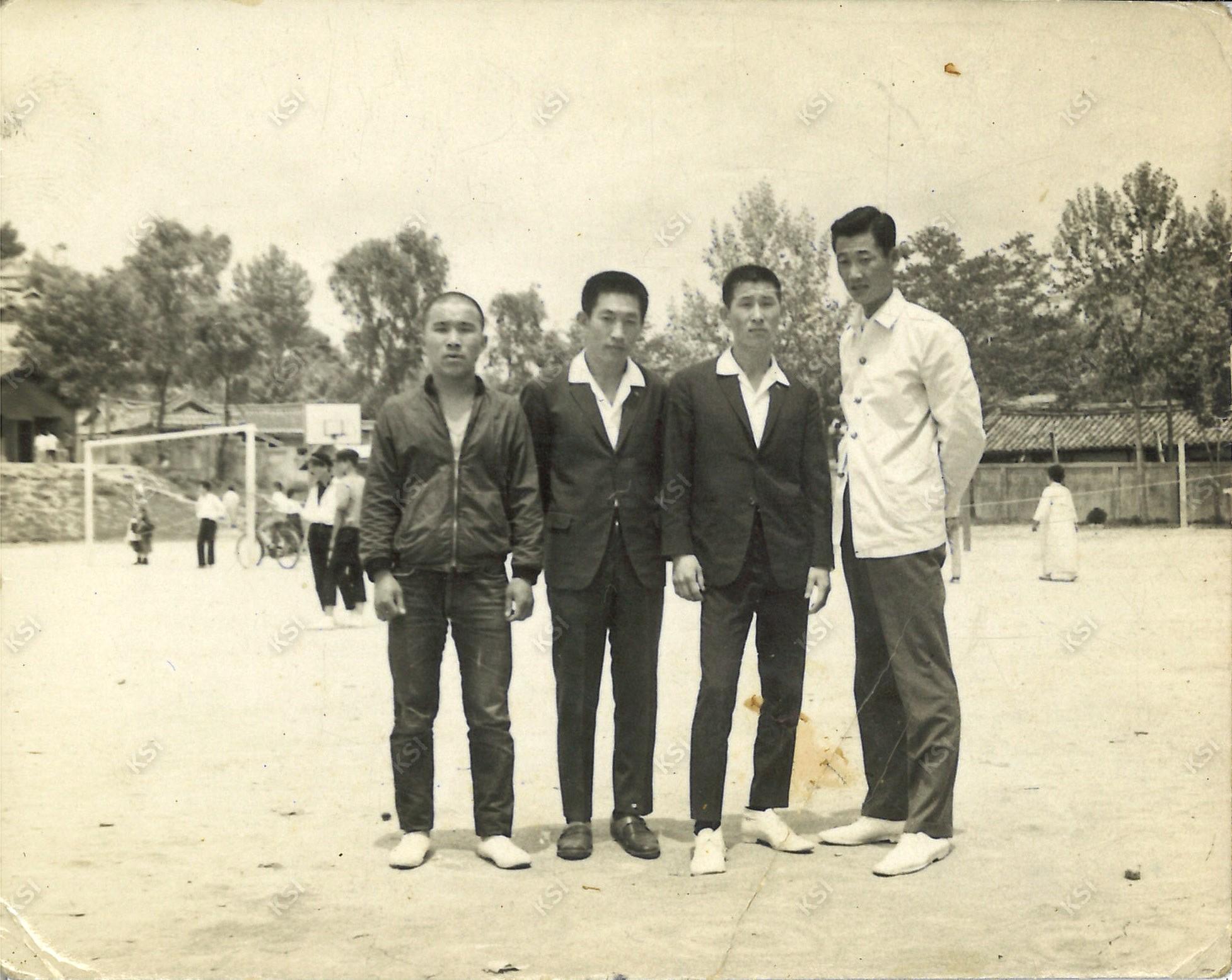 1962년대 시민체육대회날 안동중학교 운동장에서 선생님과 친구들