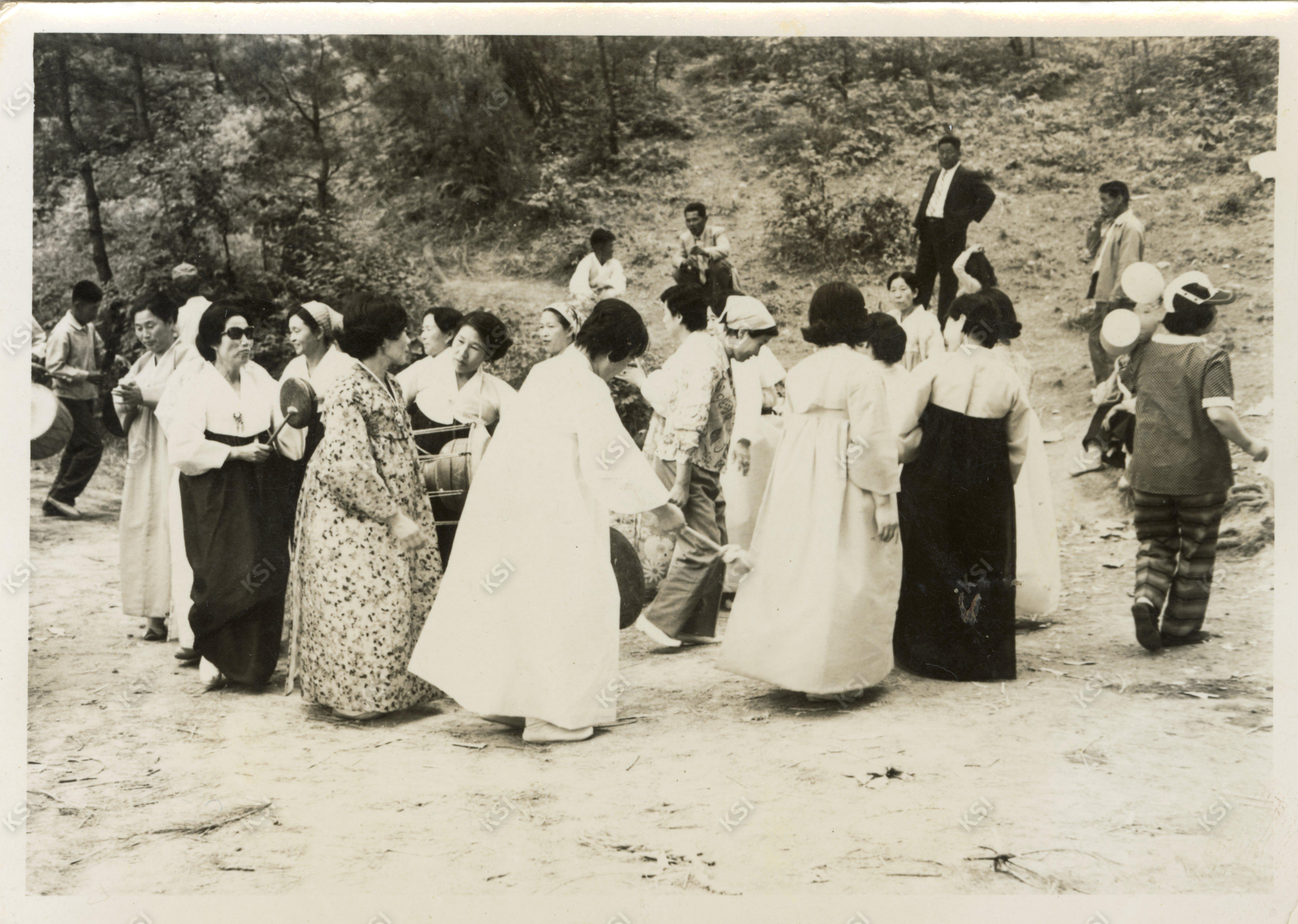 1960년대 화전놀이 한복입은 여인들