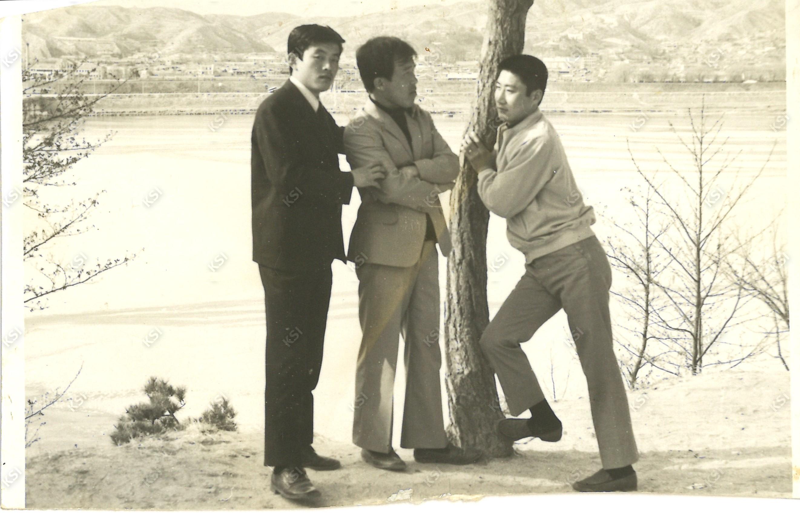 1968년 안동교 인근에서 친구들과