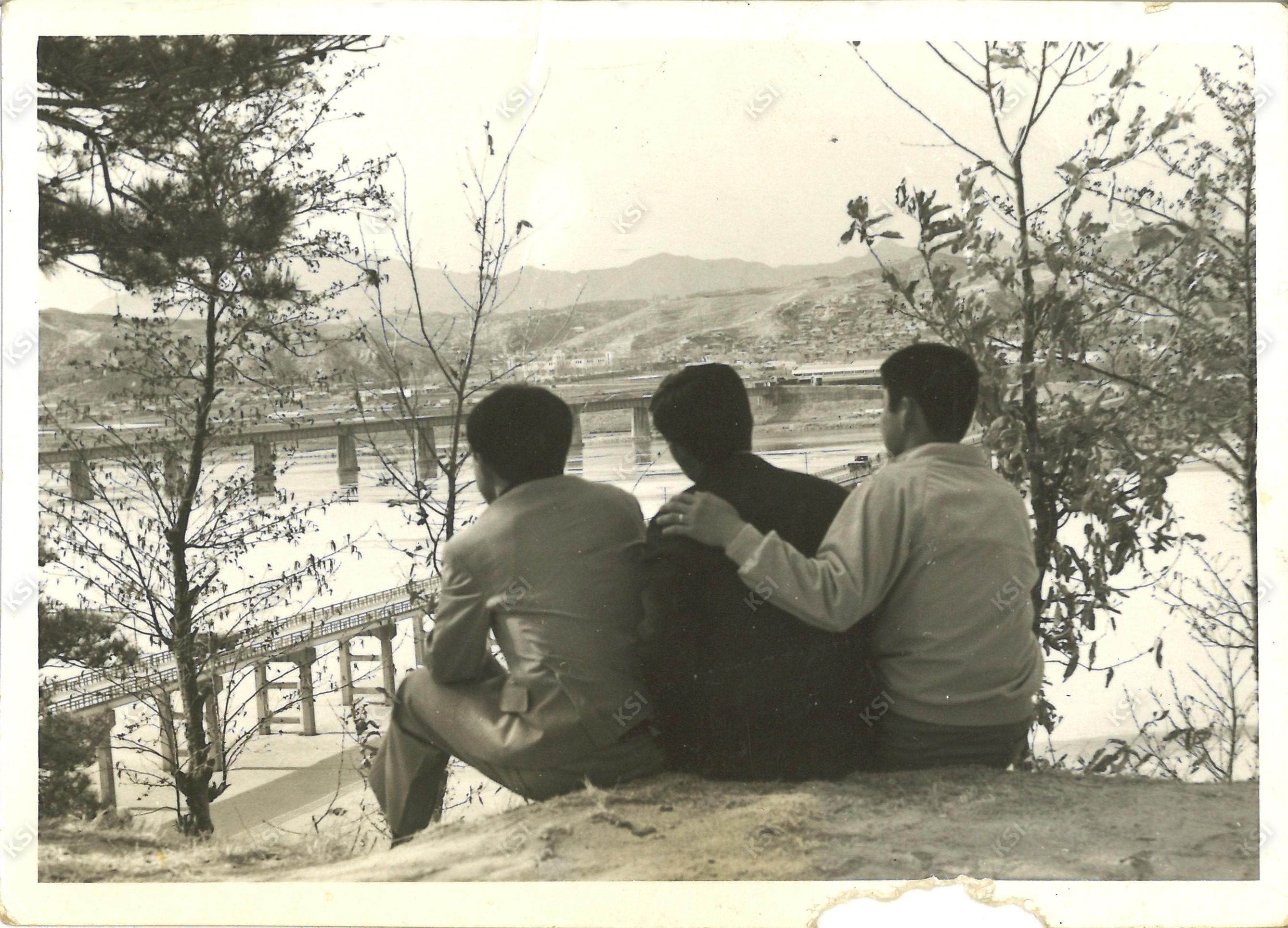 1968년 안동교 인근에서 친구들과