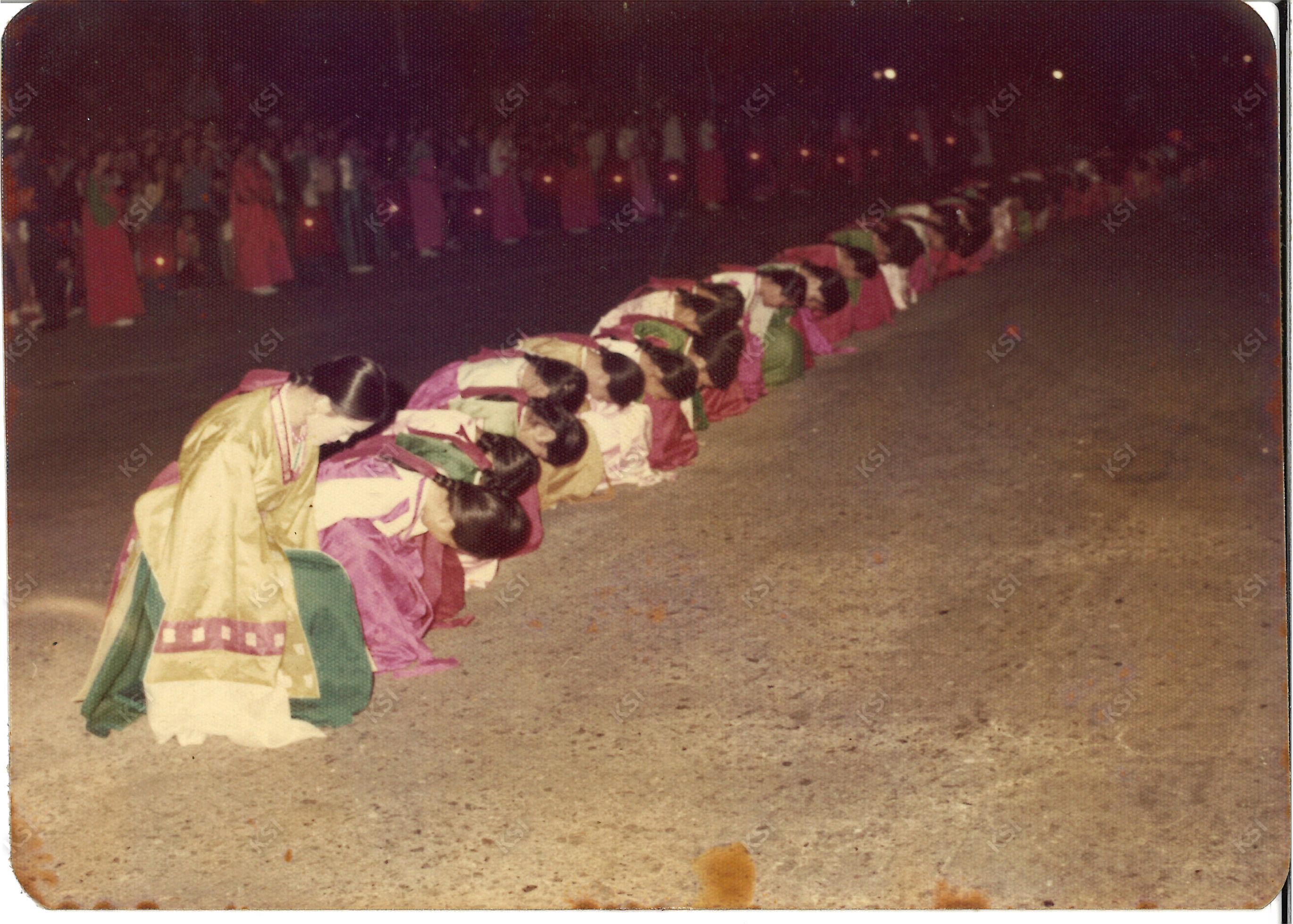 1977년 경안여상 3학년 때 놋다리밟기