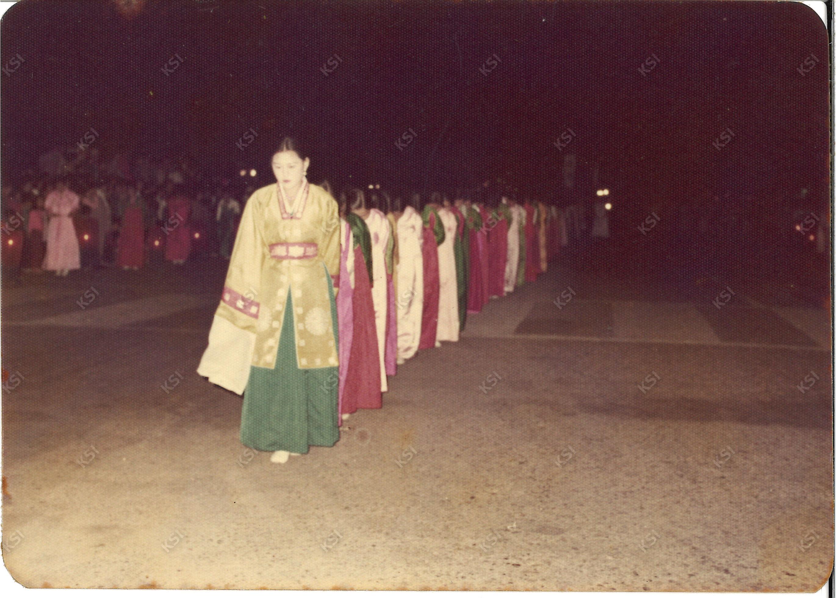 1977년 경안여상 3학년 때 놋다리밟기