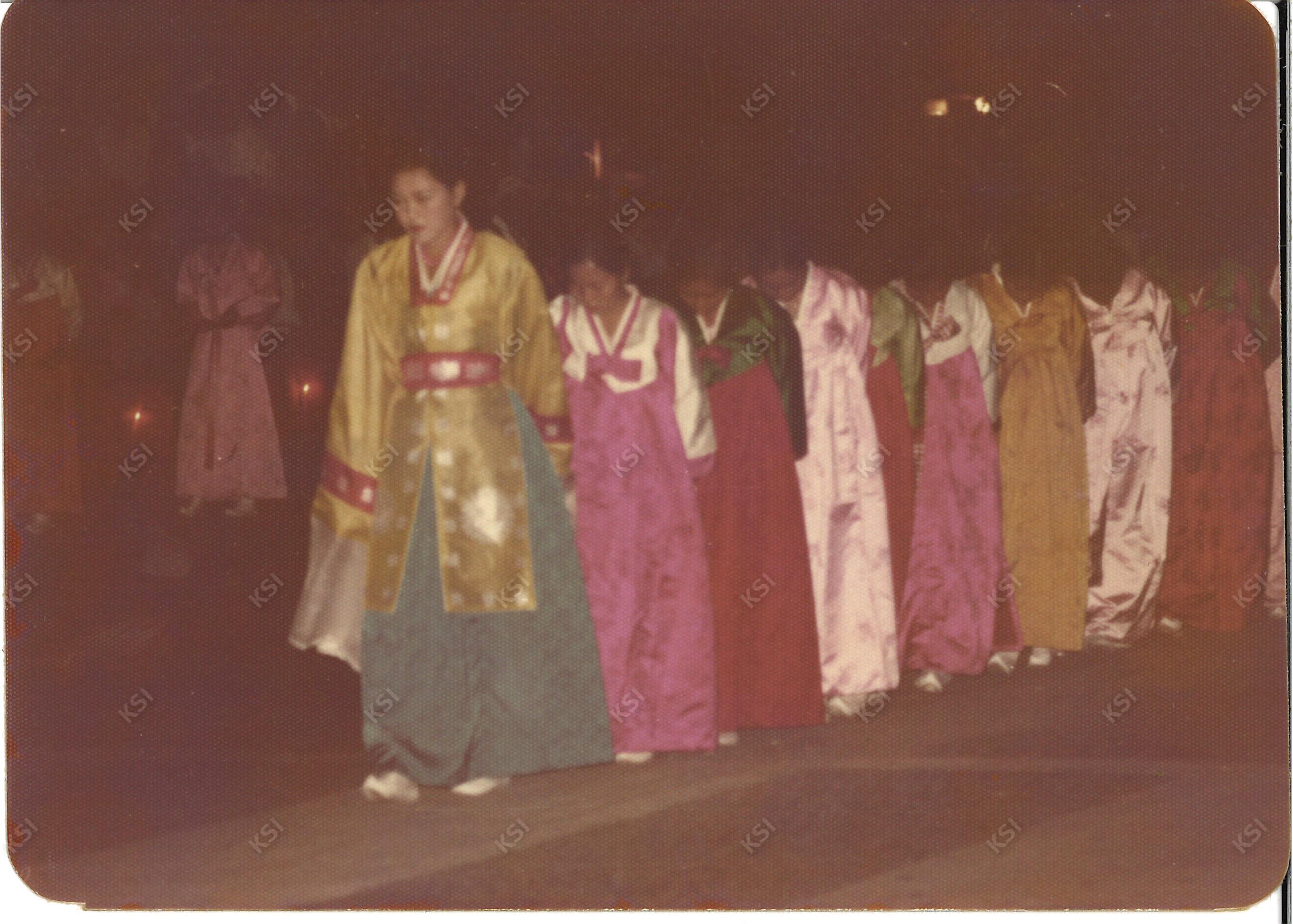 1977년 경안여상 3학년 때 놋다리밟기