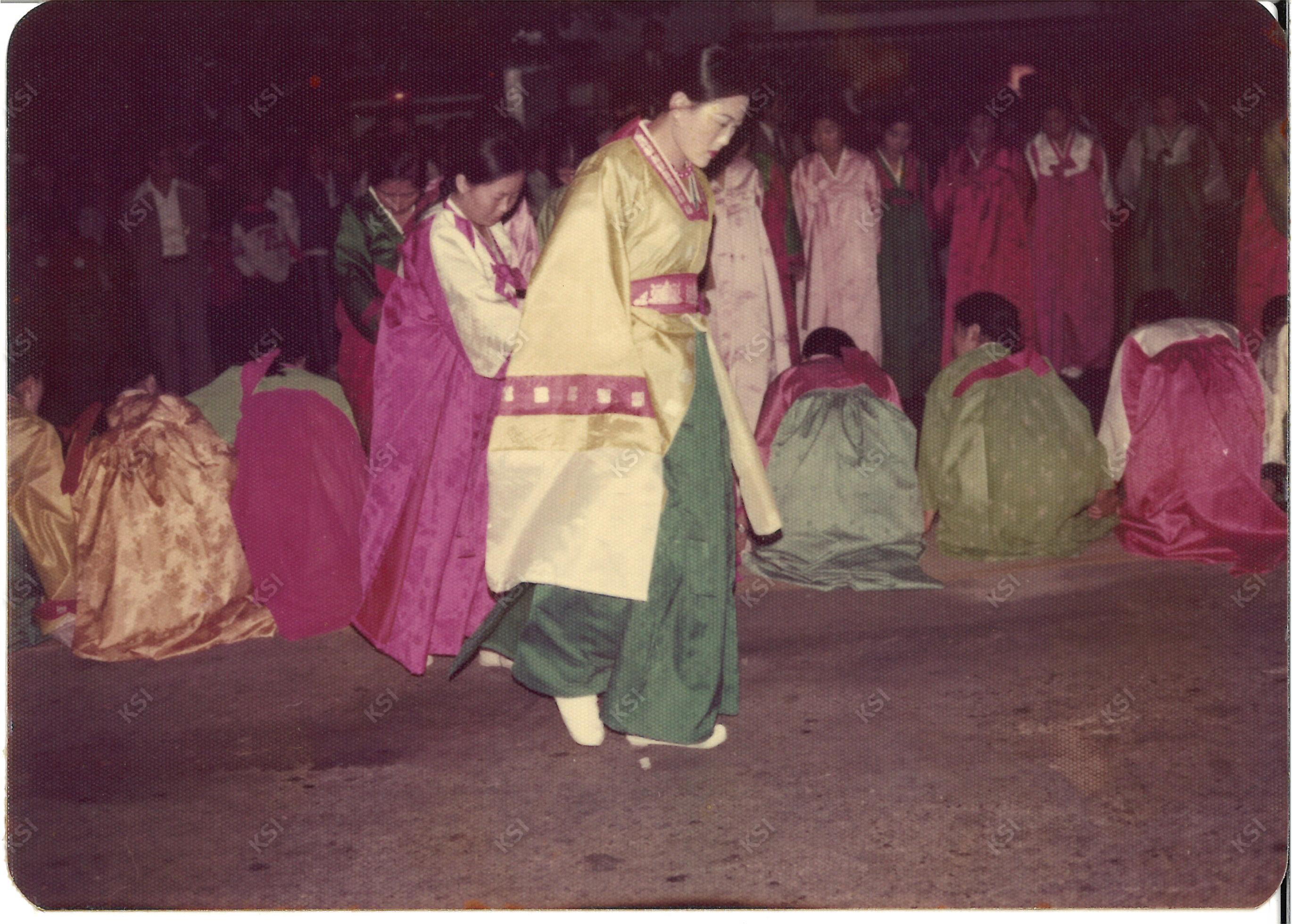 1977년 경안여상 3학년 때 놋다리밟기