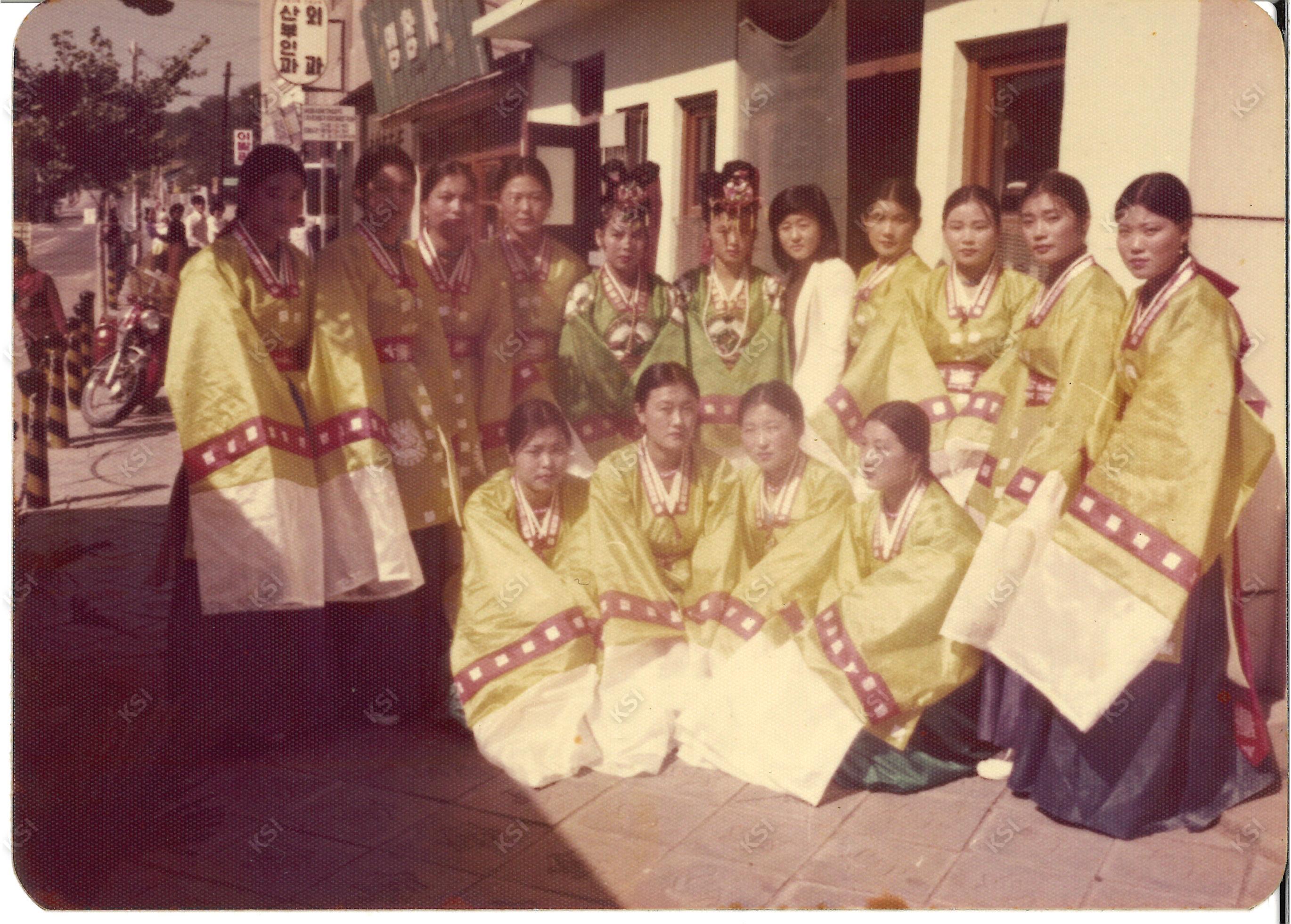 1977년 경안여상 3학년 때 놋다리밟기
