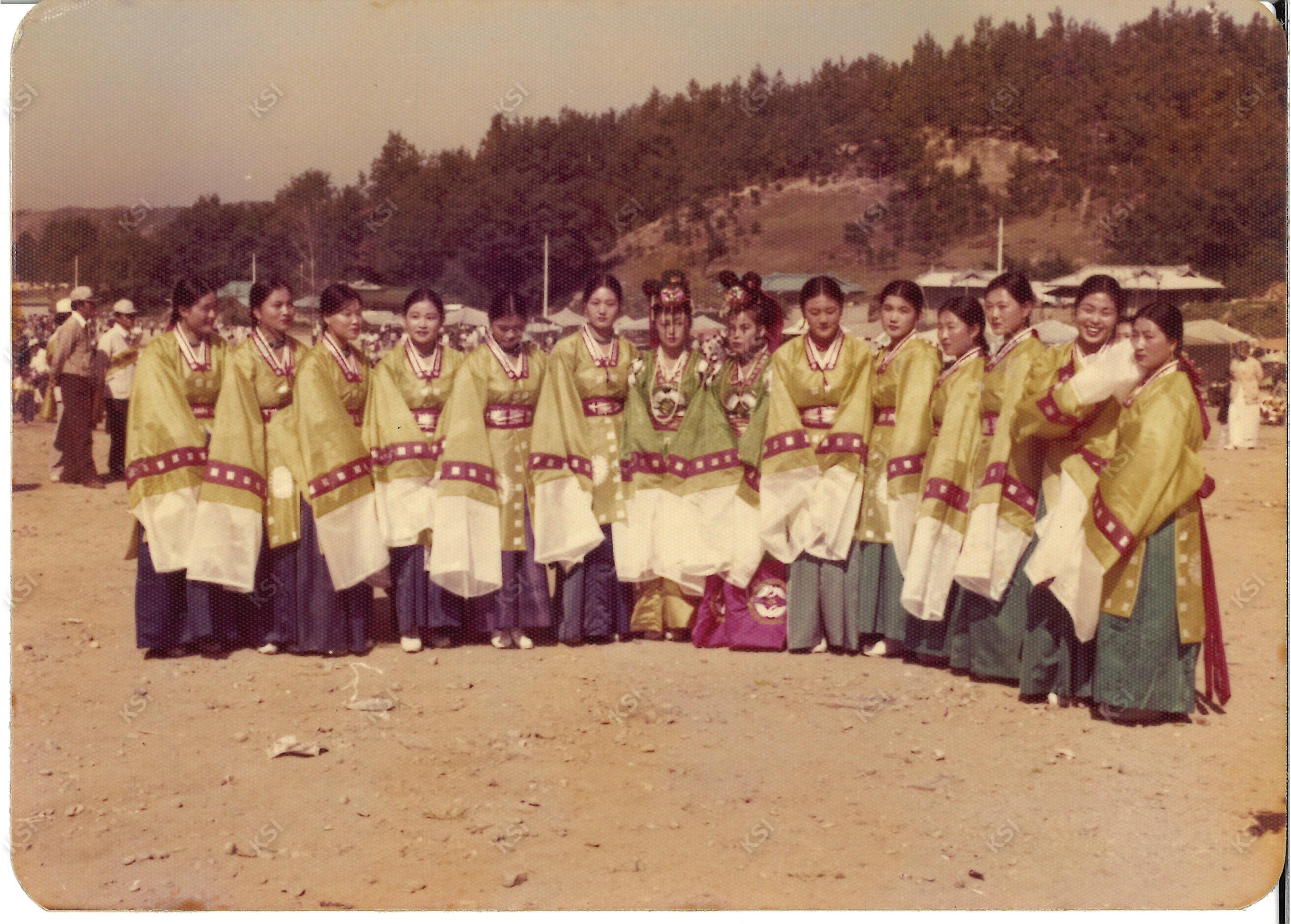 1977년 경안여상 3학년 때 놋다리밟기