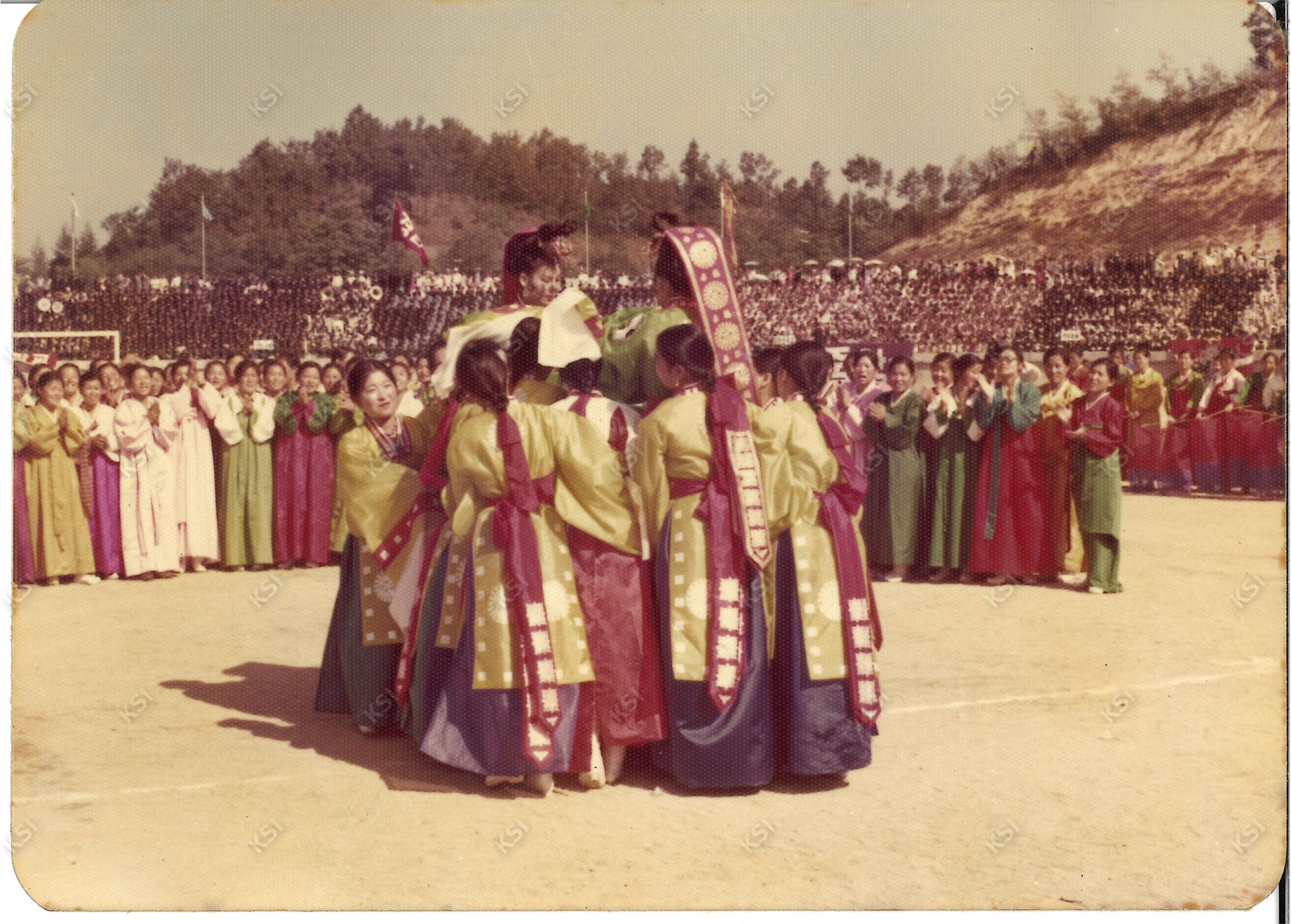 1977년 경안여상 3학년 때 놋다리밟기