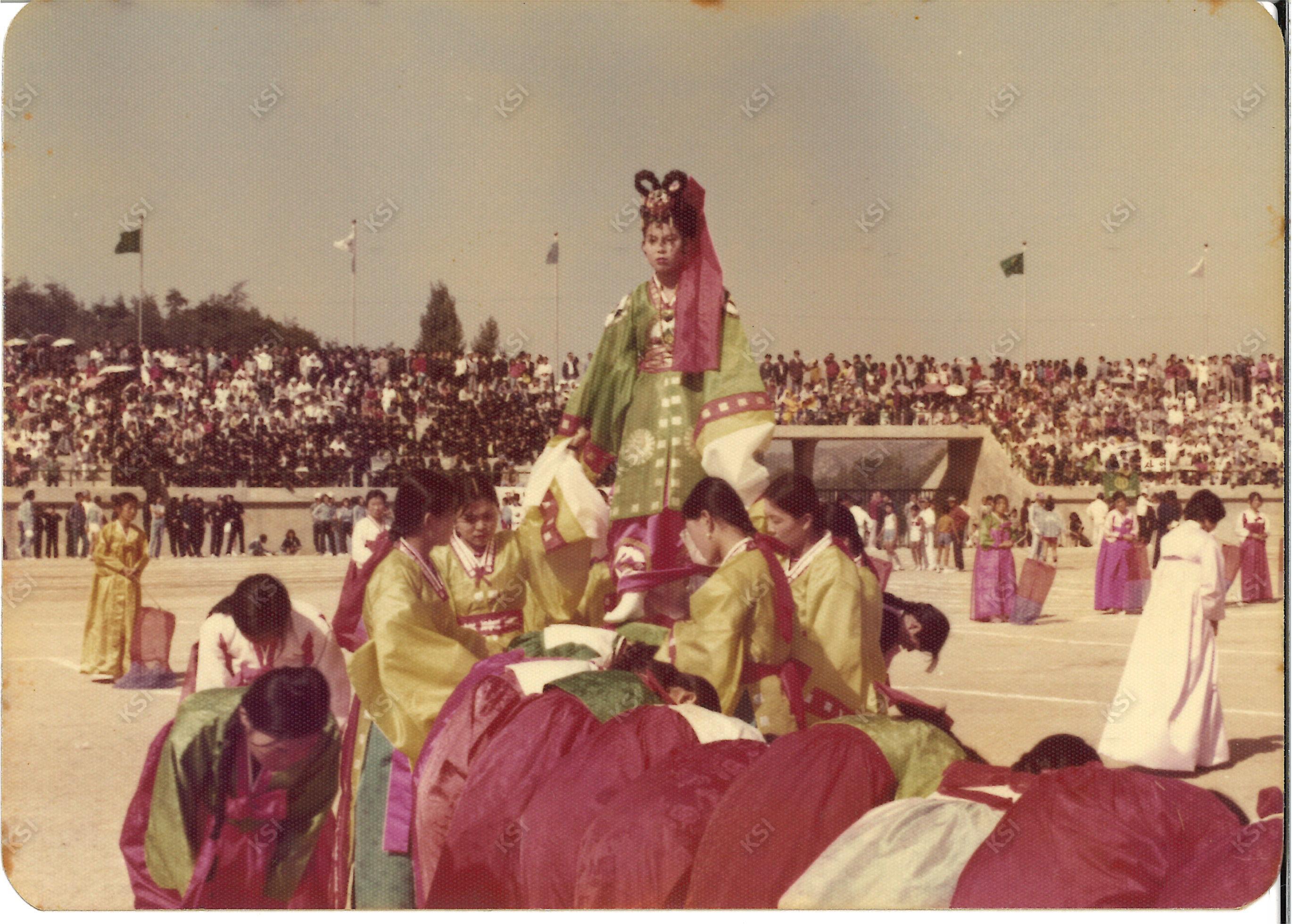 1977년 경안여상 3학년 때 놋다리밟기