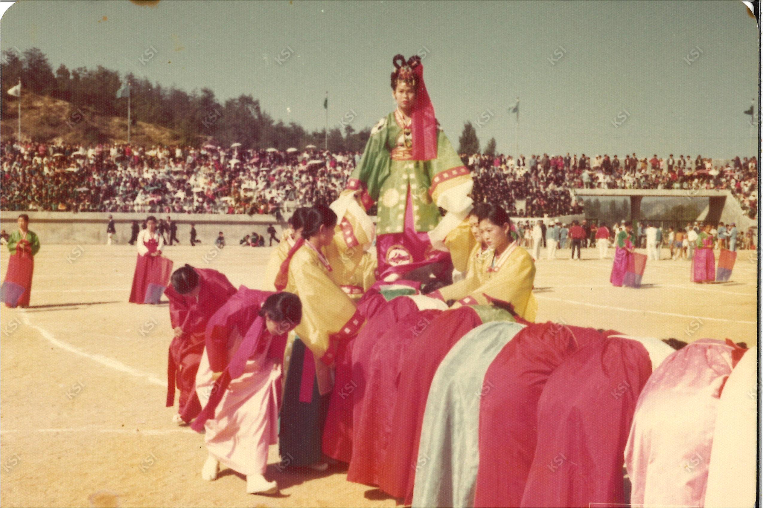 1977년 경안여상 3학년 때 놋다리밟기