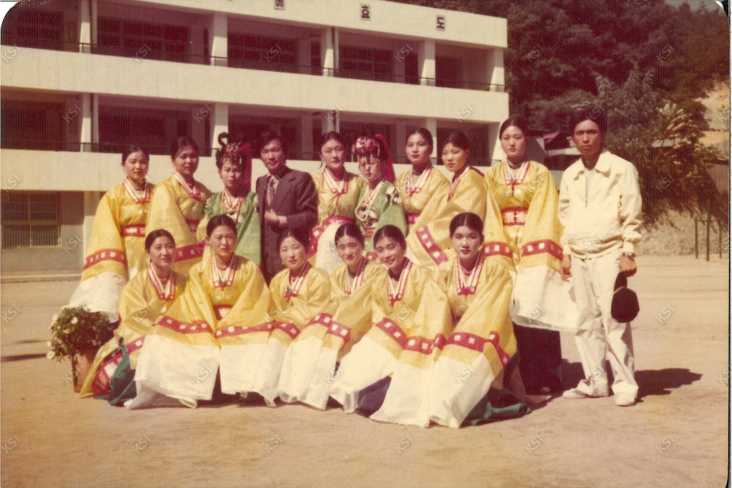 1977년 경안여상 3학년 때 놋다리밟기