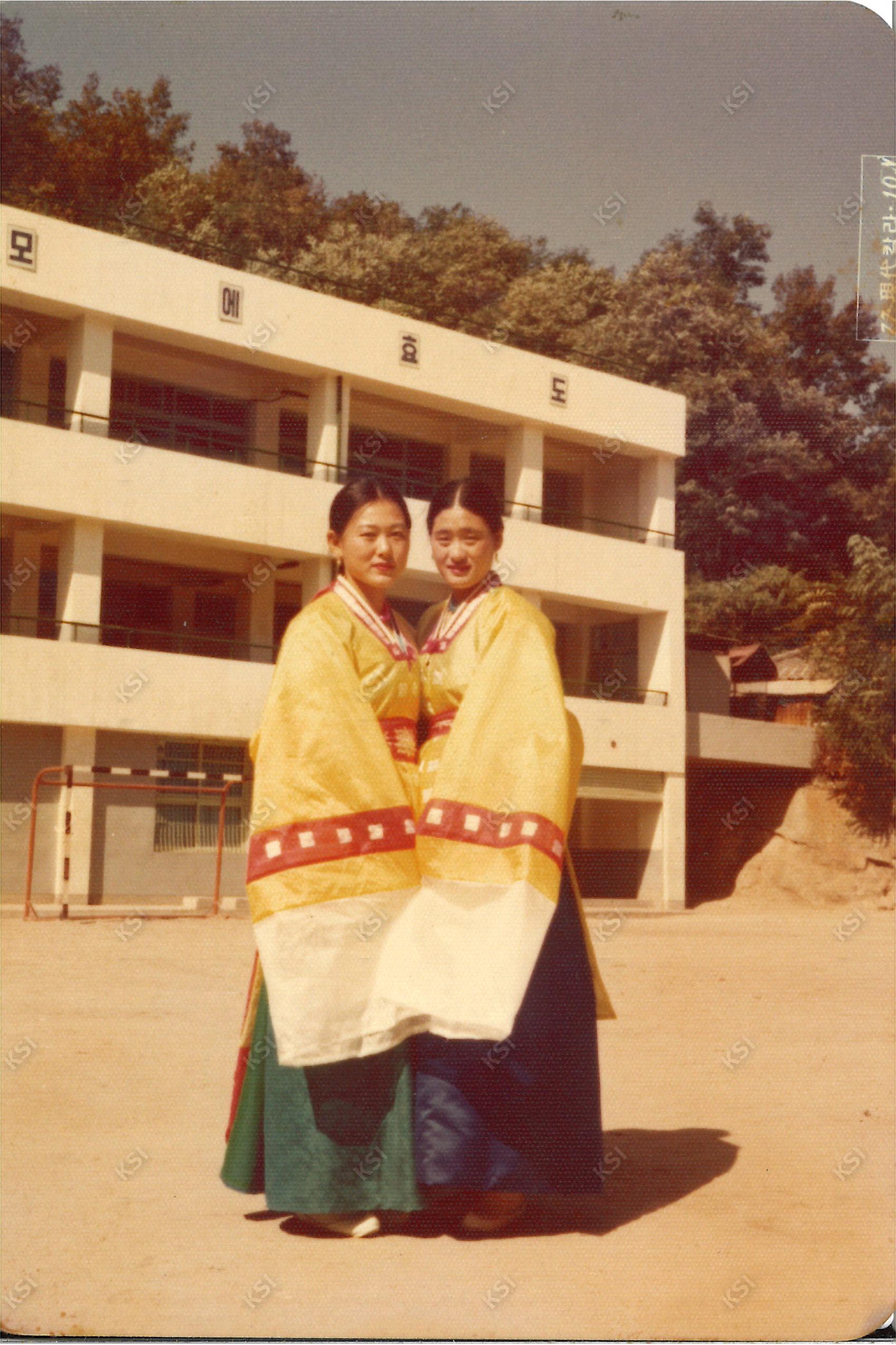 1977년 경안여상 3학년 때 놋다리밟기