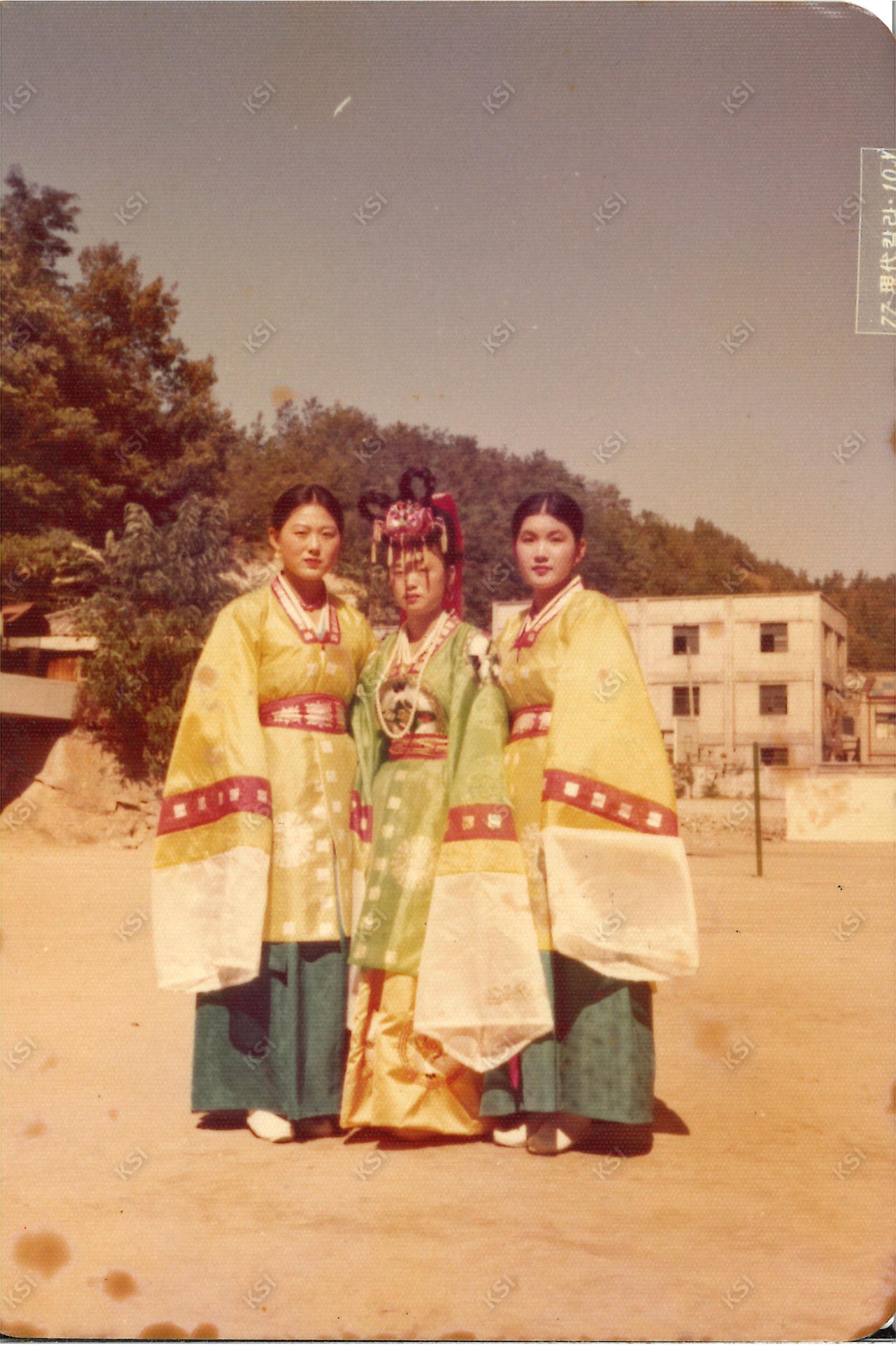 1977년 경안여상 3학년 때 놋다리밟기