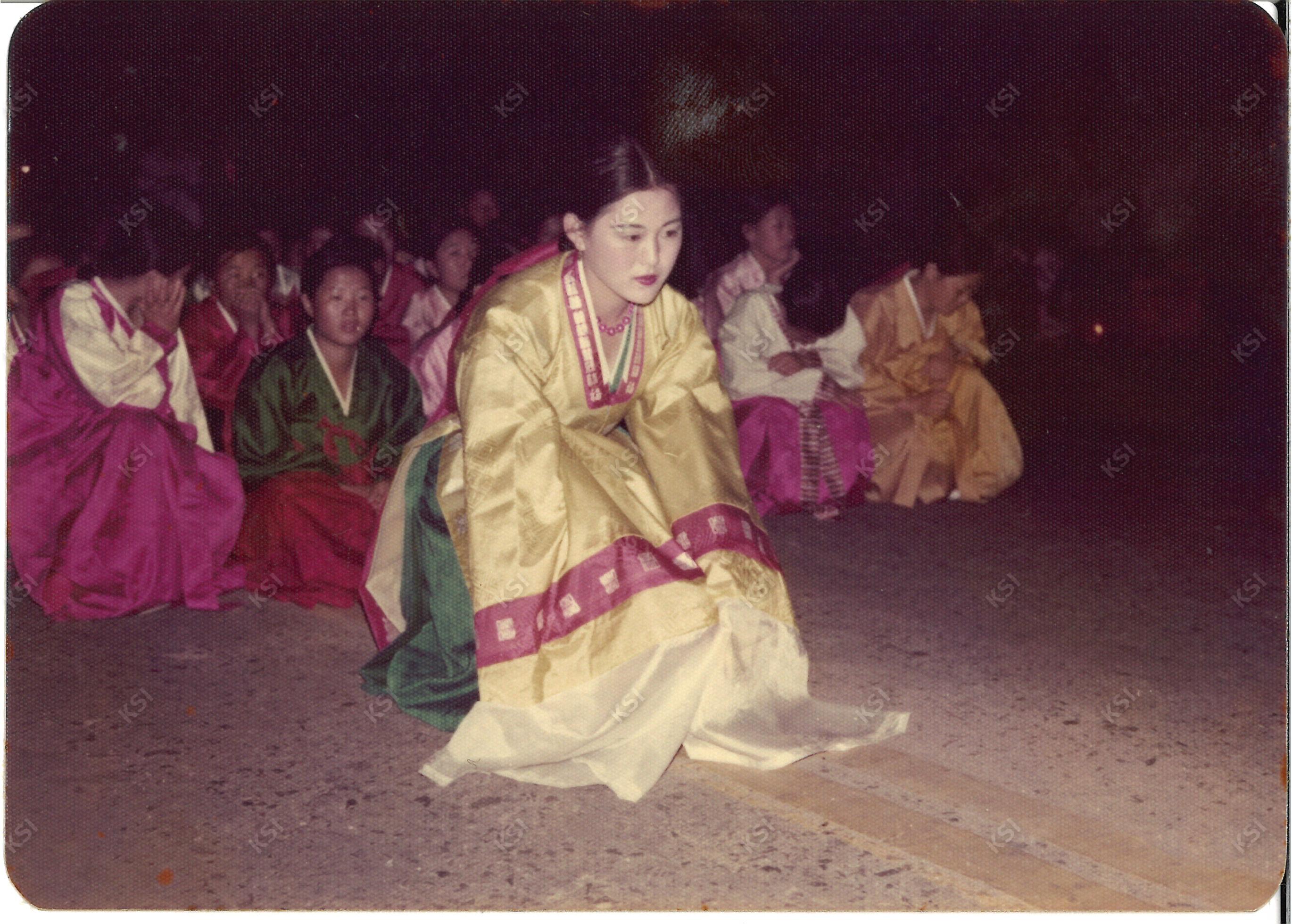 1977년 경안여상 3학년 때 놋다리밟기
