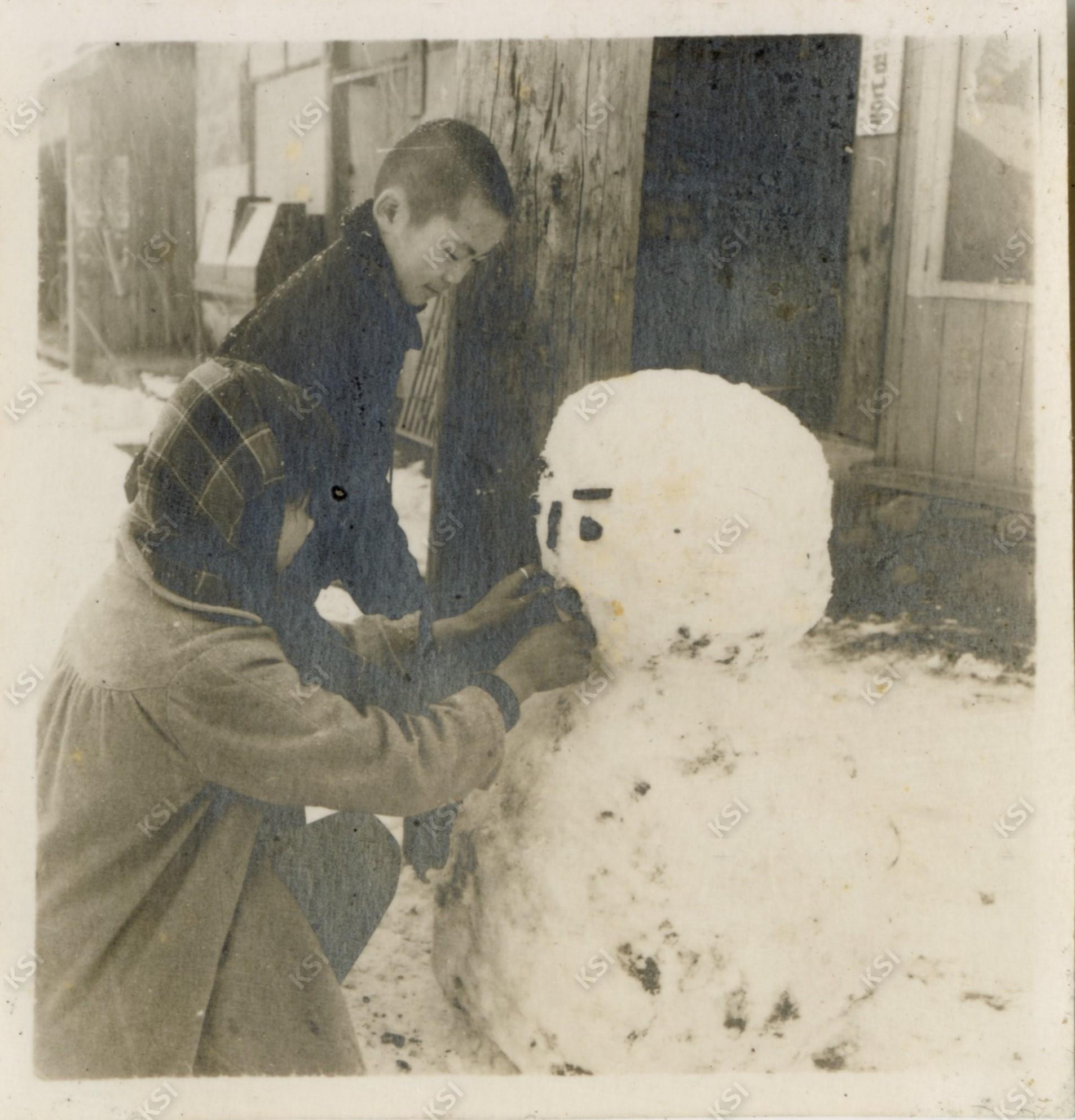 1950년대 목성동 골목길의 눈사람