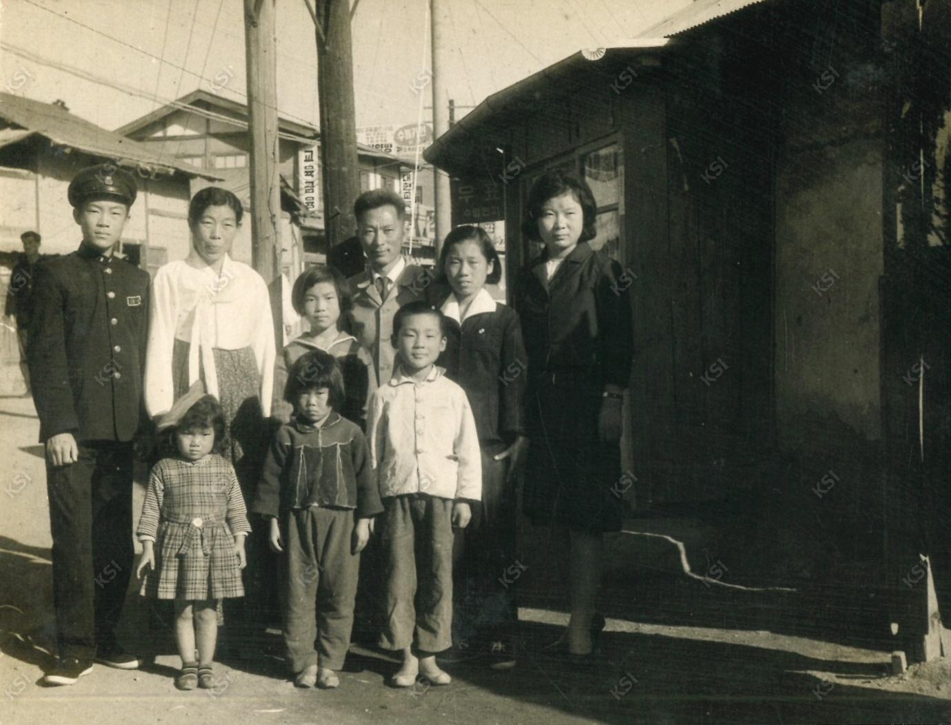 1961년 10월에 안동시 목성동 집 앞에서 가족과 함께