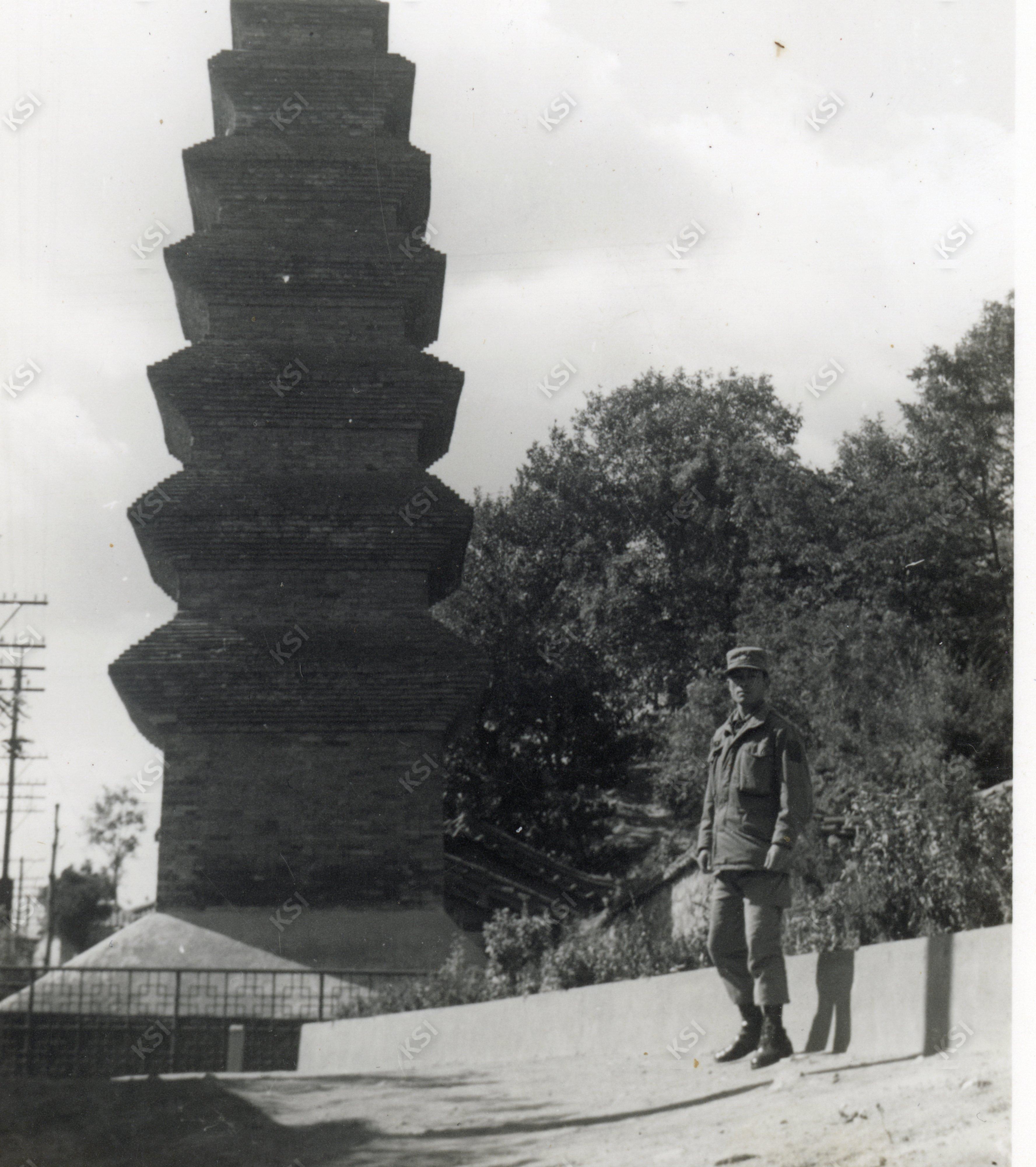 1974년 안동법흥사지 칠층전탑 옆에서