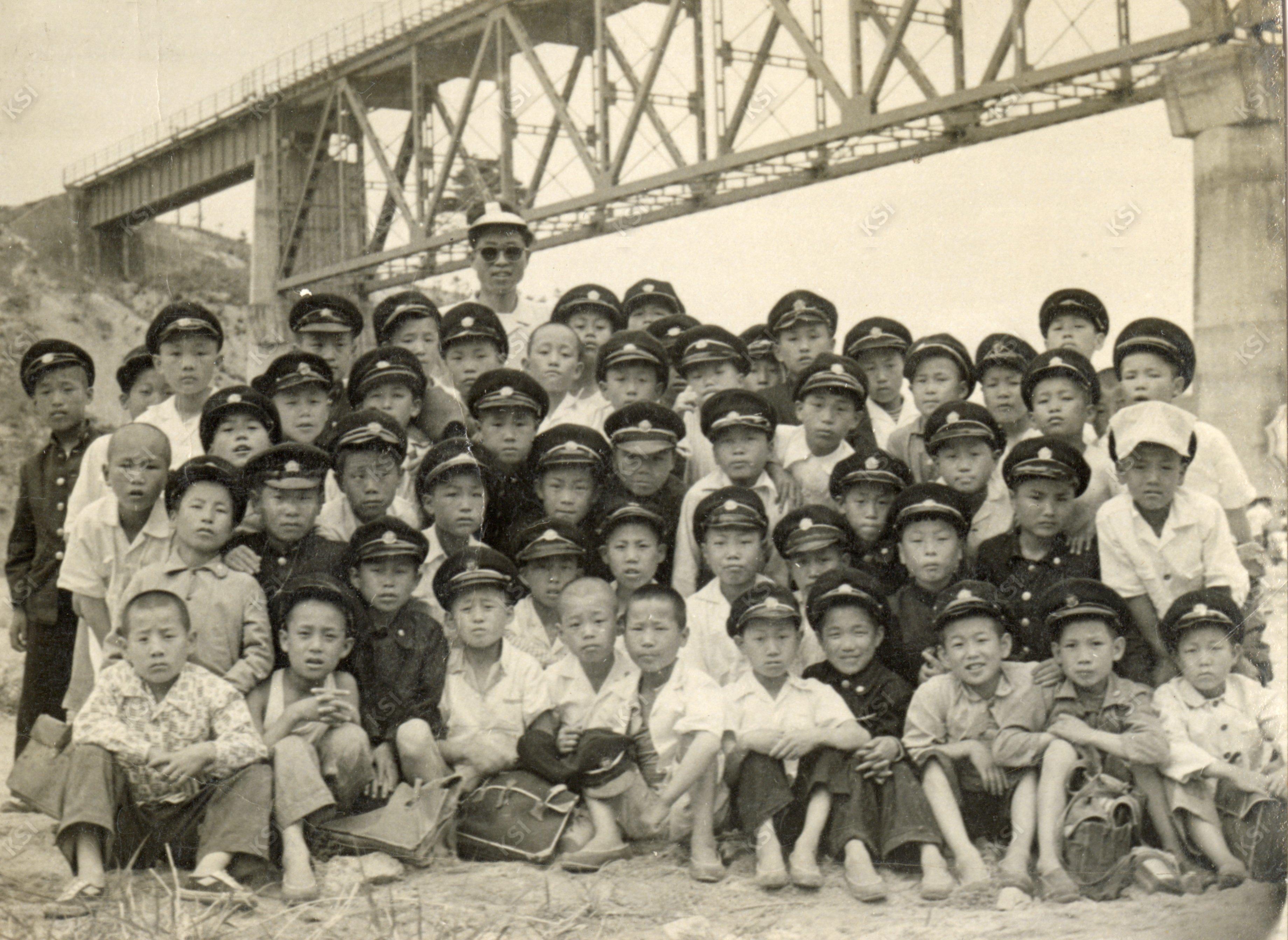 1958년 진모래 철교 아래로 소풍을 간 안동초등학교 6학년 학생들