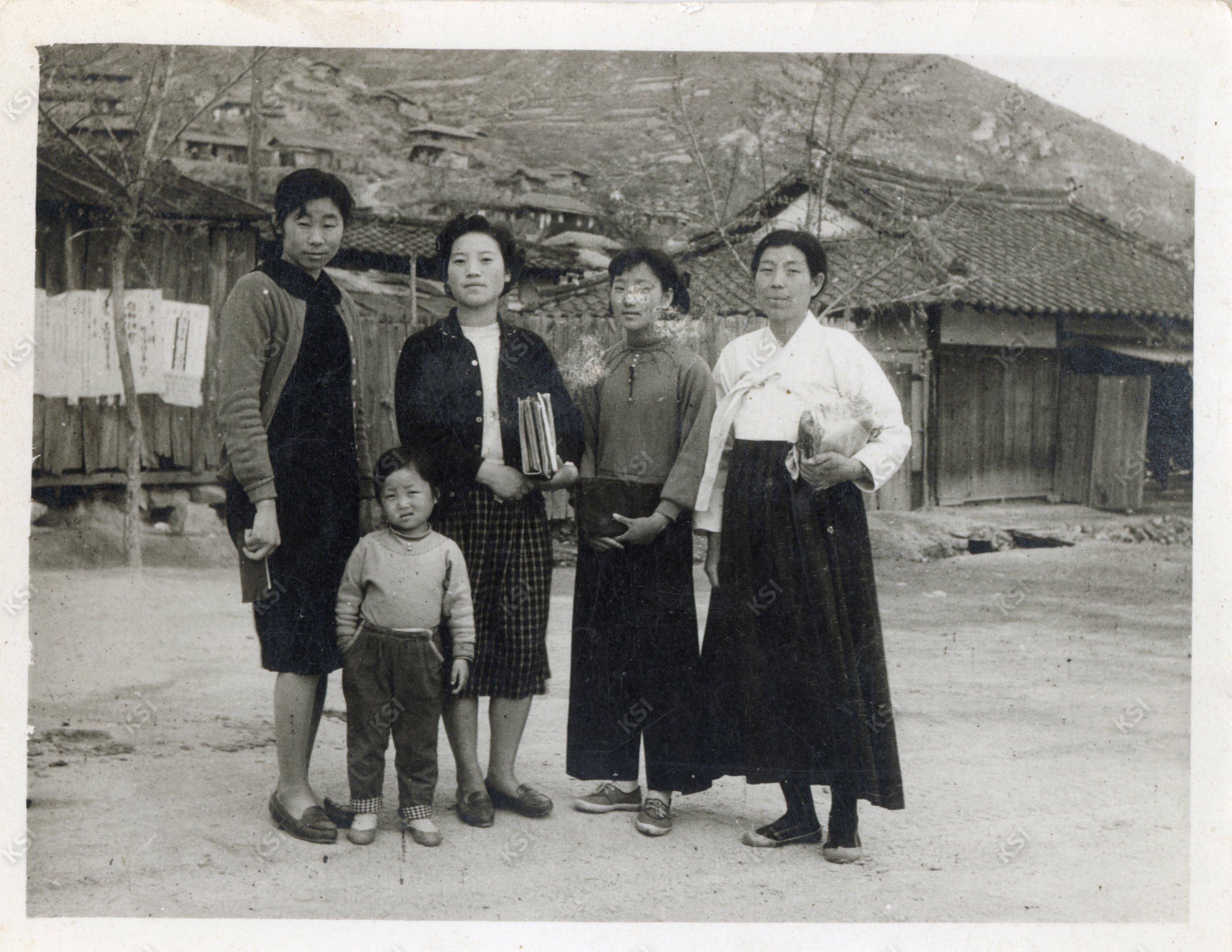 1959년 옥정동 안동제일교회 앞에서 성경책을 든 교인들