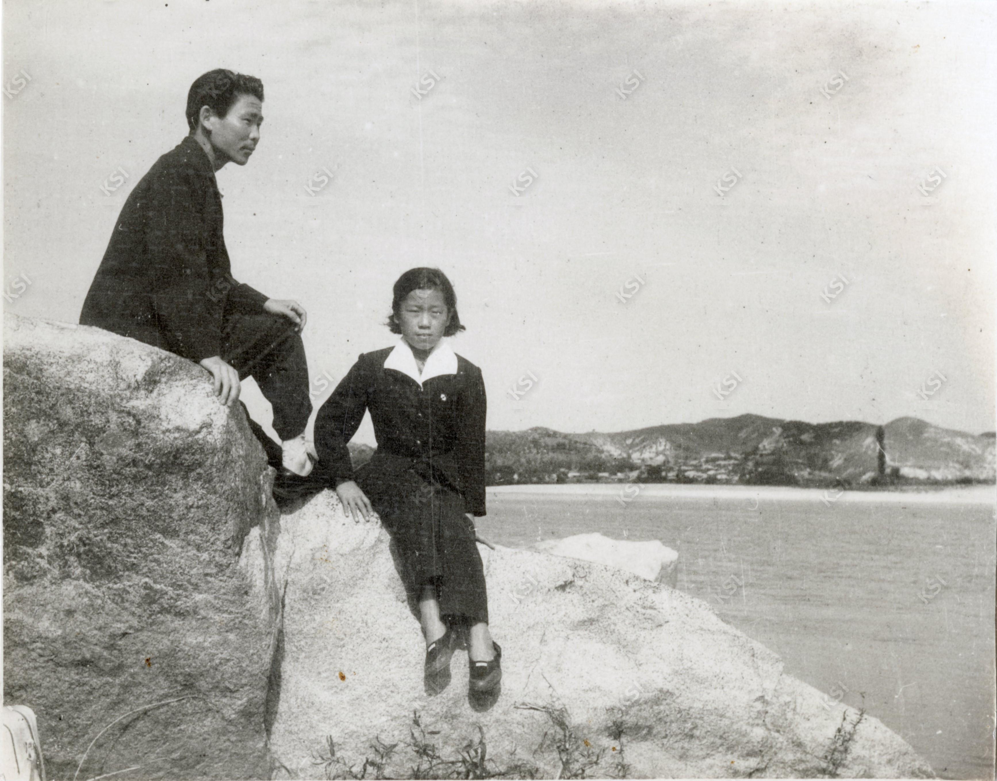 1962년 안동여중 가을소풍에서 여동생과 담임선생님