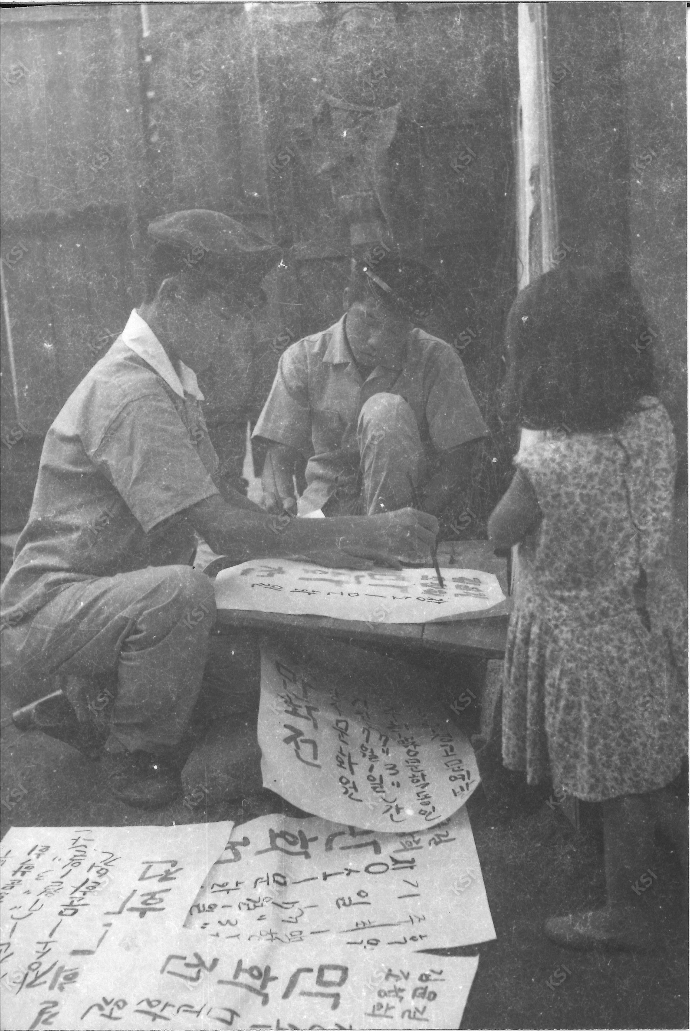 1963년 10월 8일 안동여고 교정에서 열린 백일장에 참여한 경안고 학생들