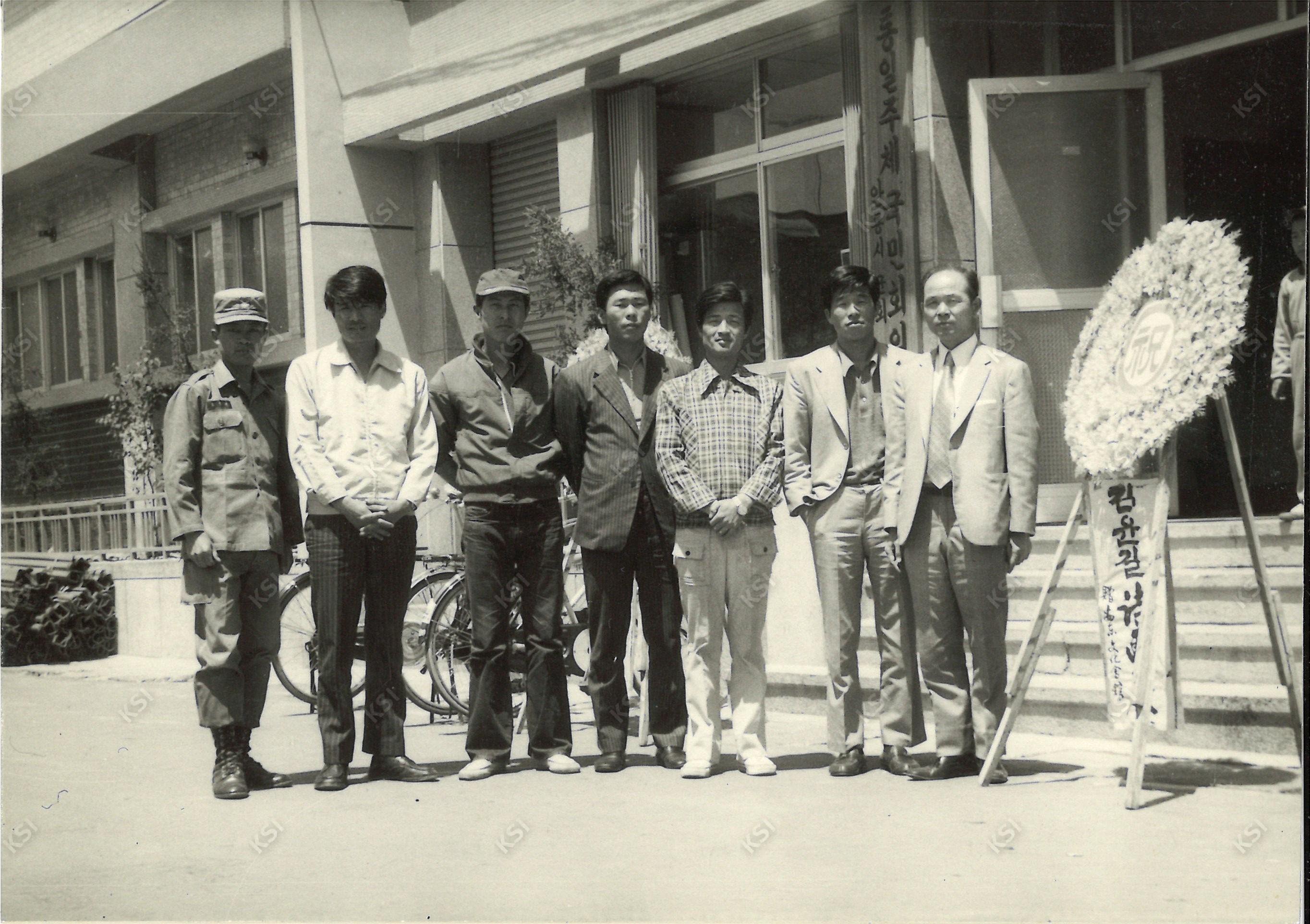 1974년 안동문화회관에서 안동 문인들과 함께