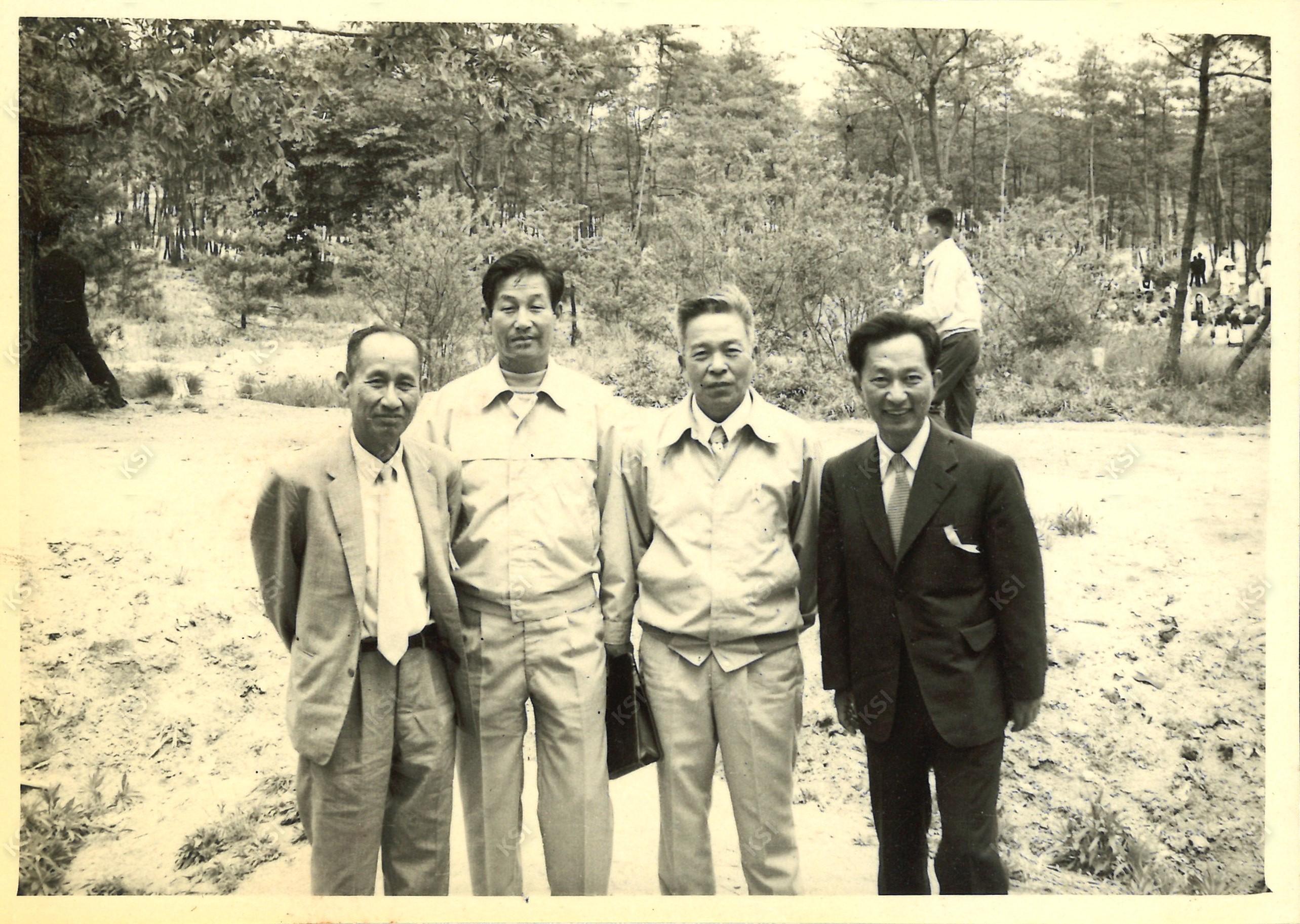 1980년대 강원도 이천군민회 때 선친과 죽마고우들
