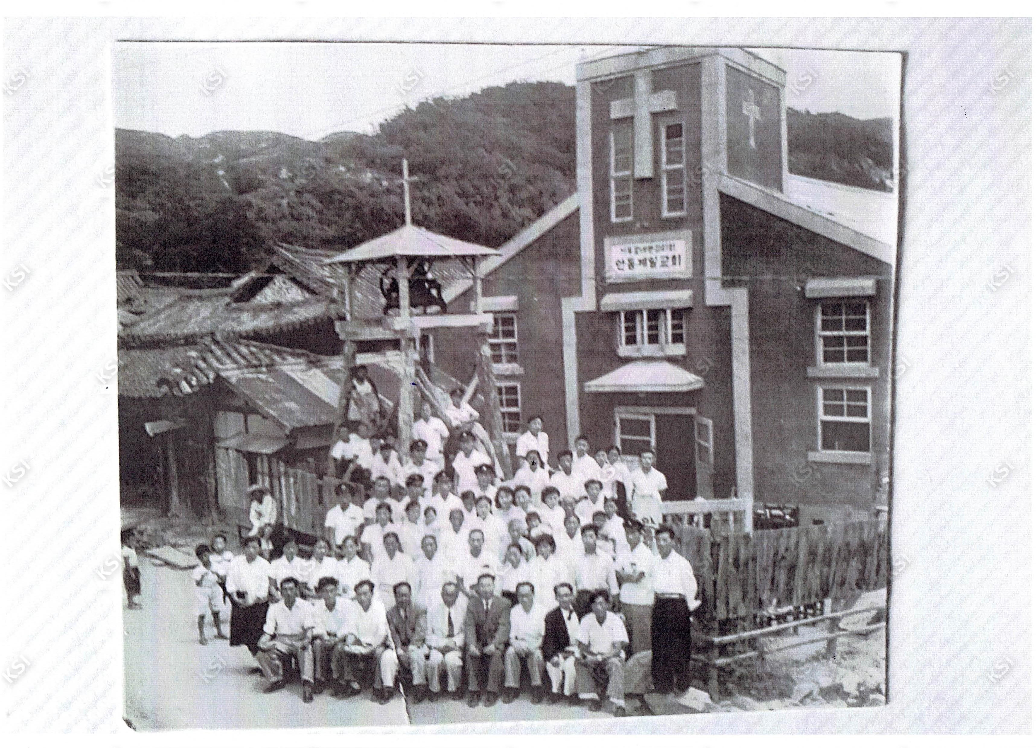 1954년 안동제일교회와 교회종탑 그리고 전교인